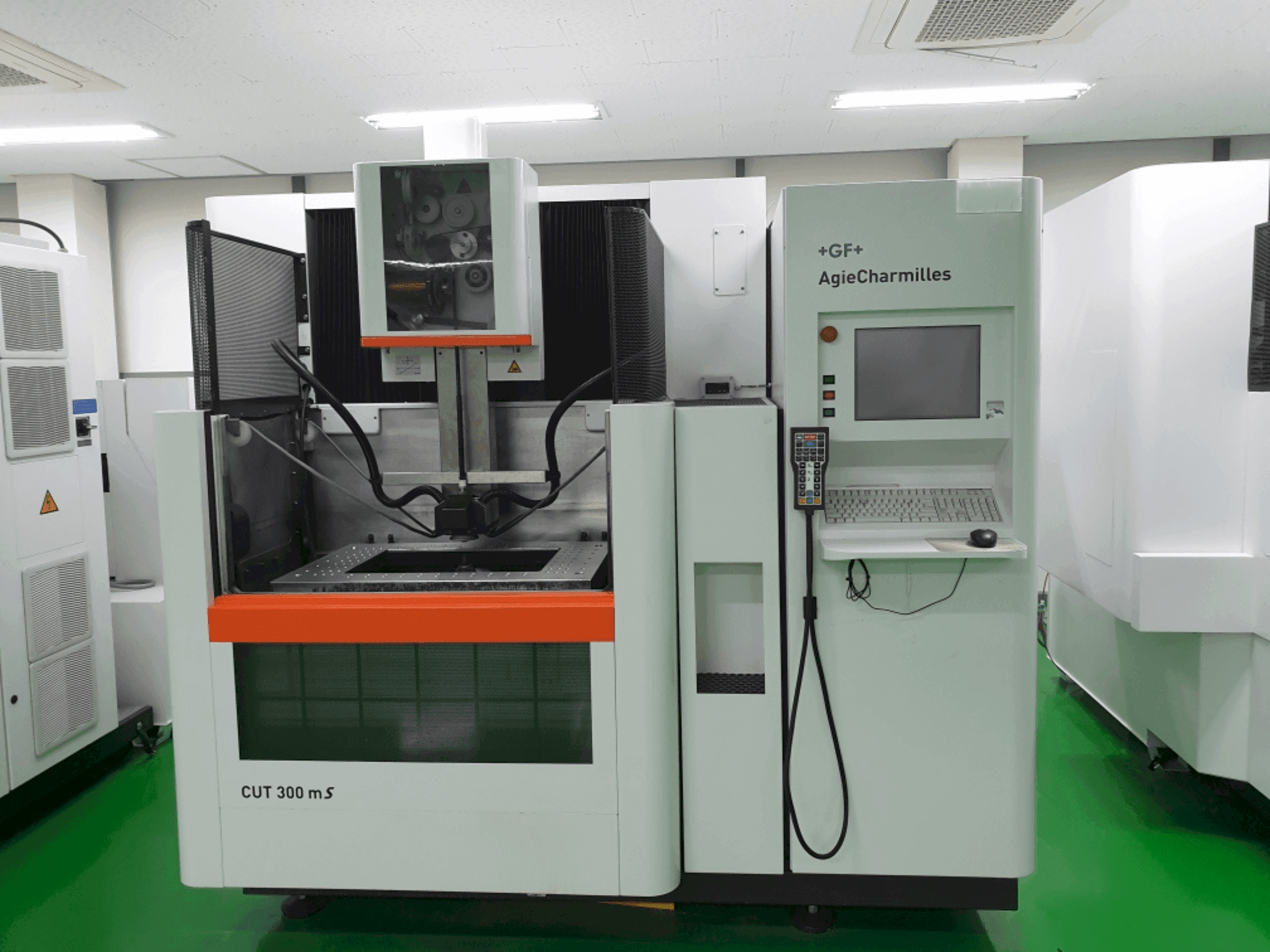 Čelní pohled na AgieCharmilles CUT 300MS stroj