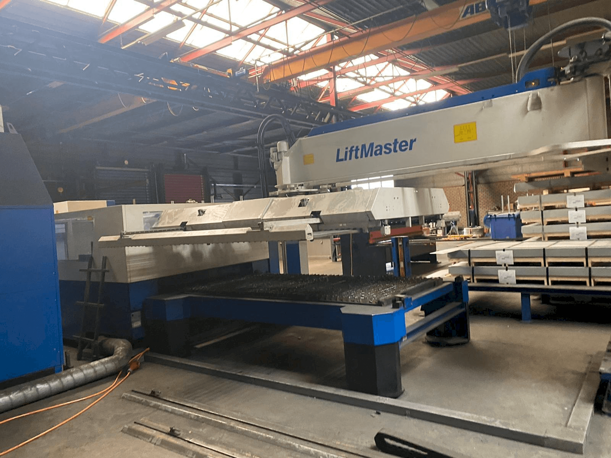 Čelní pohled na Trumpf Trumatic L3050 stroj