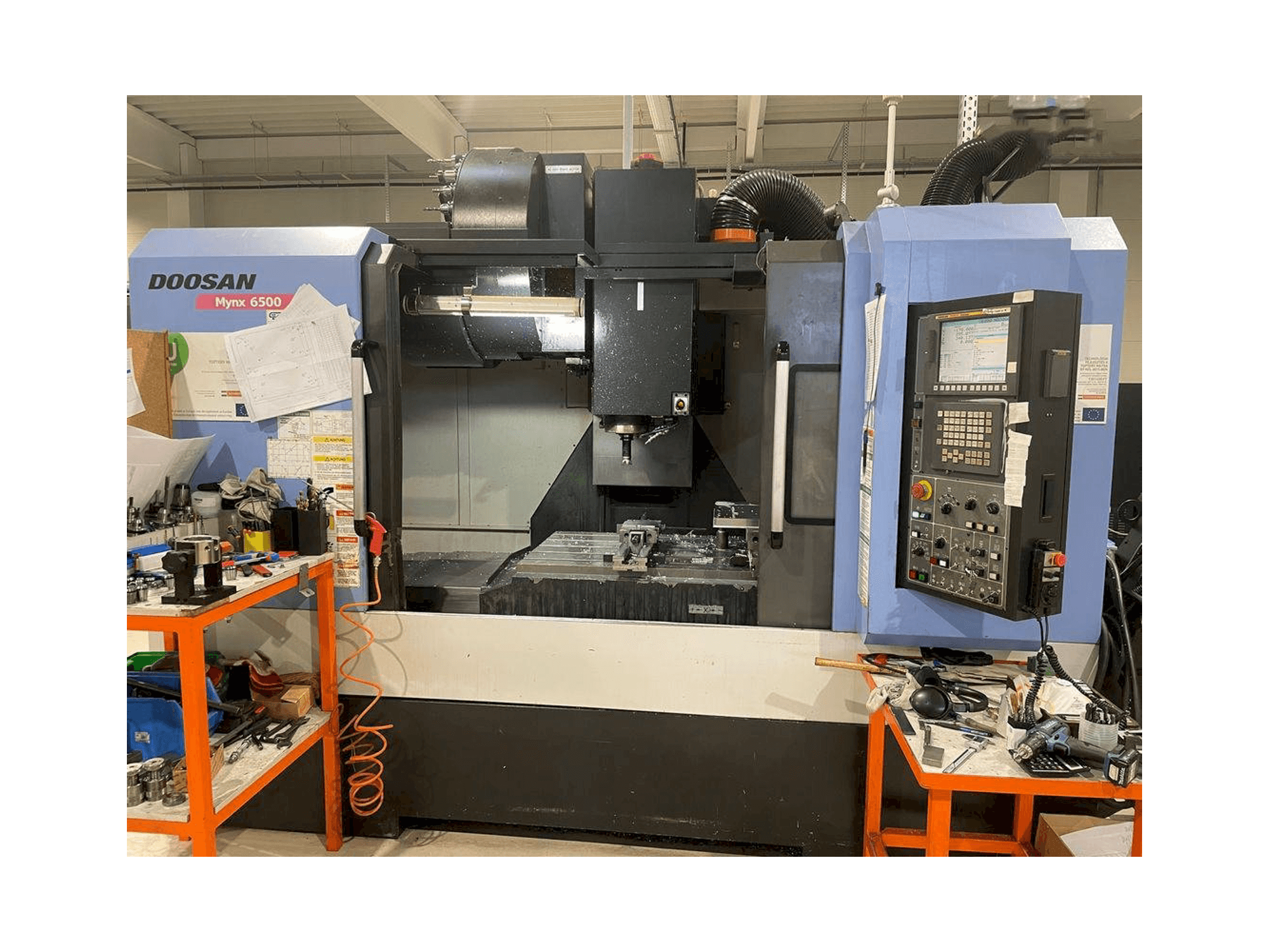 Čelní pohled na Doosan MYNX DNM 6500 stroj