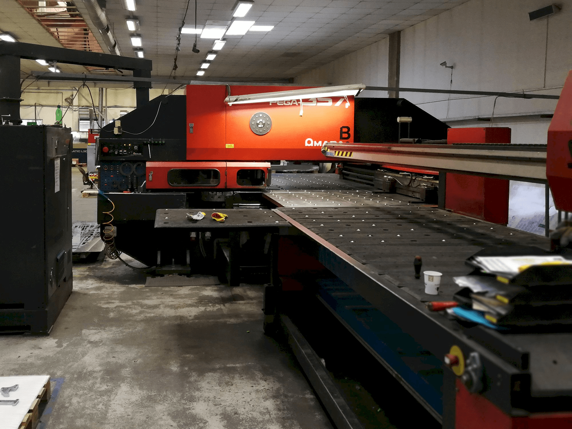 Čelní pohled na AMADA PEGA 357 stroj