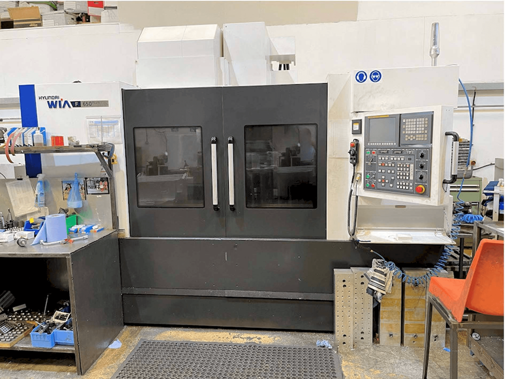 Čelní pohled na Hyundai Wia F650 PLUS stroj