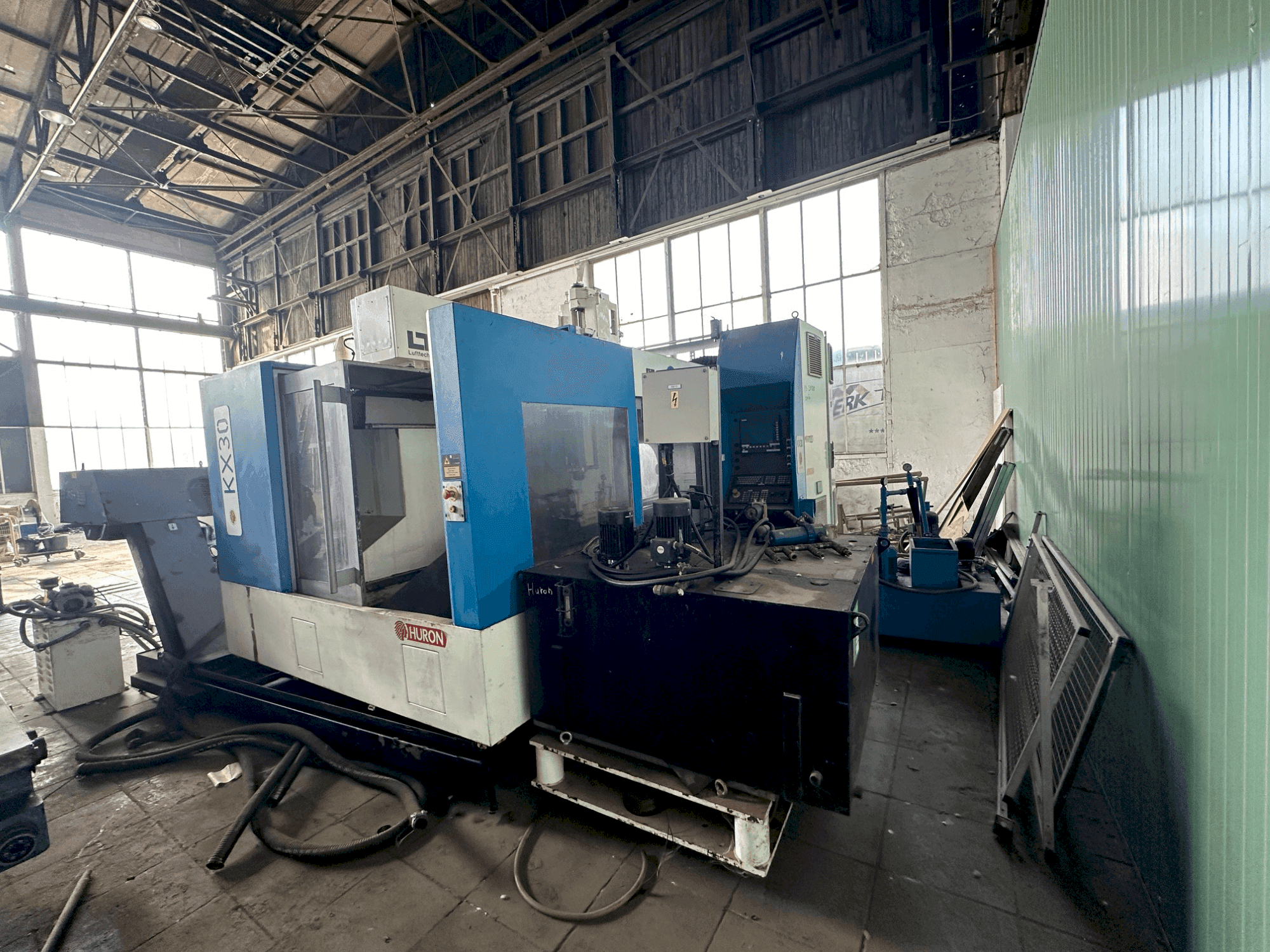 Čelní pohled na Huron KX30 stroj