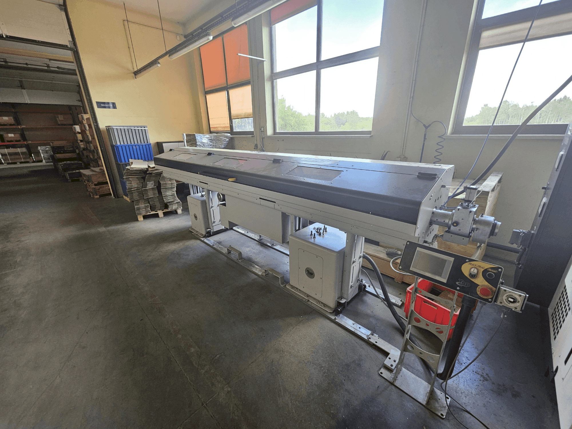 Čelní pohled na TOP Automazioni FUSION 352 SX stroj