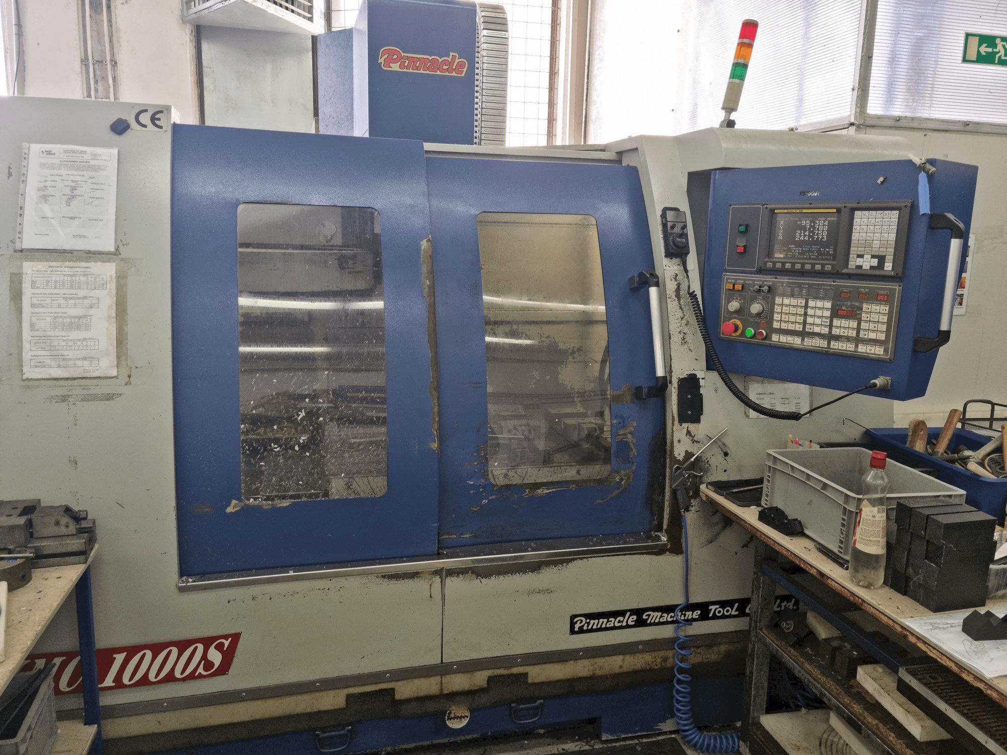 Čelní pohled na Pinnacle VMC1000S stroj