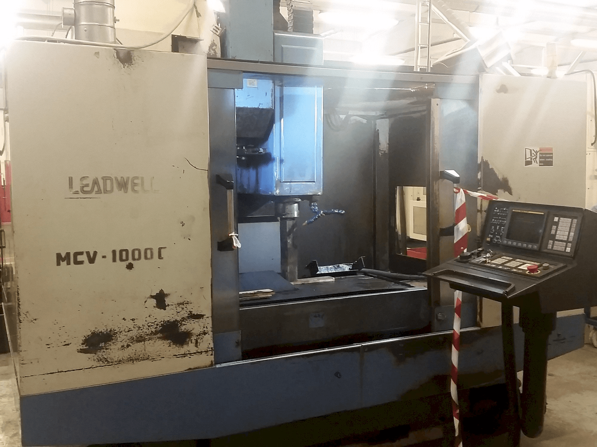 Čelní pohled na Leadwell MCV-1000CR stroj