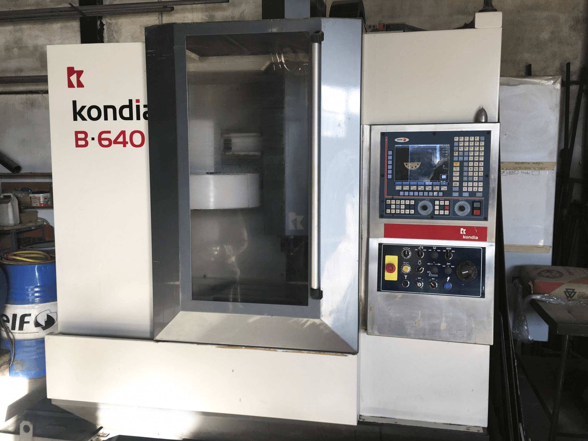 Čelní pohled na KONDIA B-640 stroj