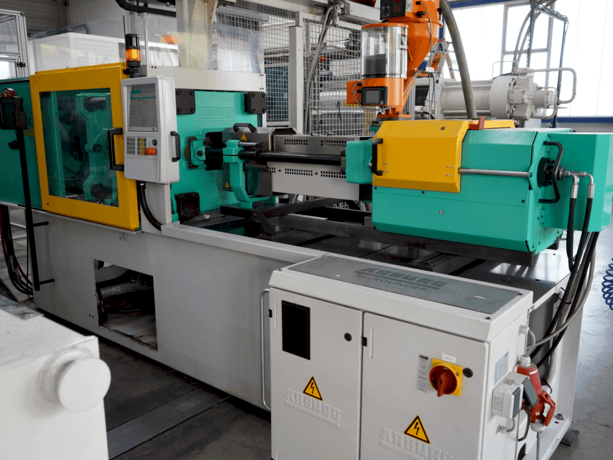 Čelní pohled na Arburg 470C 1500-400 stroj