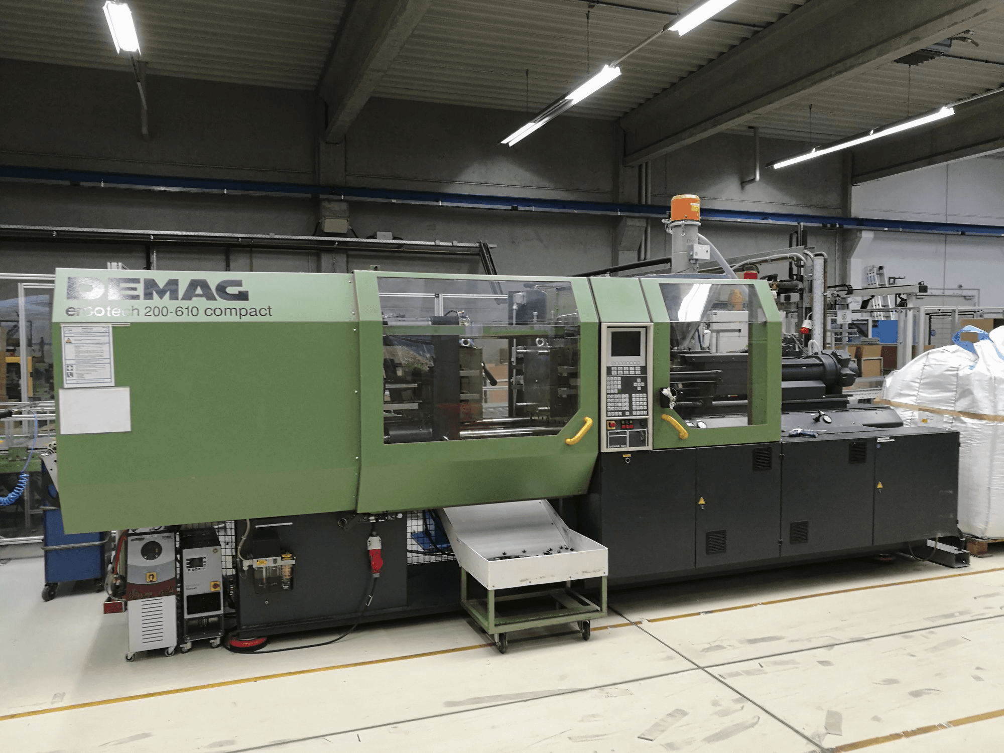 Levý pohled na DEMAG Ergotech 200-610 NC stroj