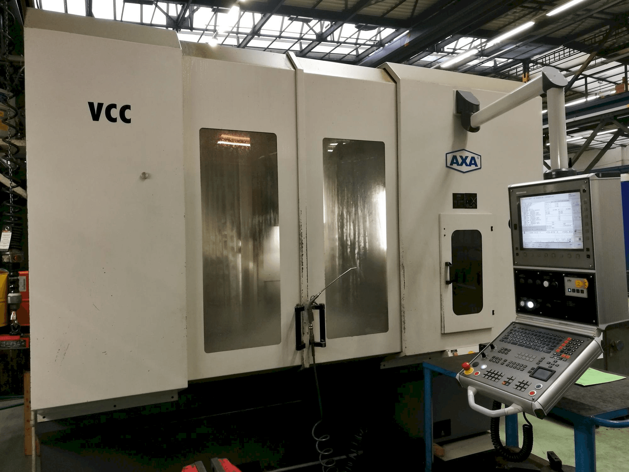 Čelní pohled na AXA VCC 1200 stroj