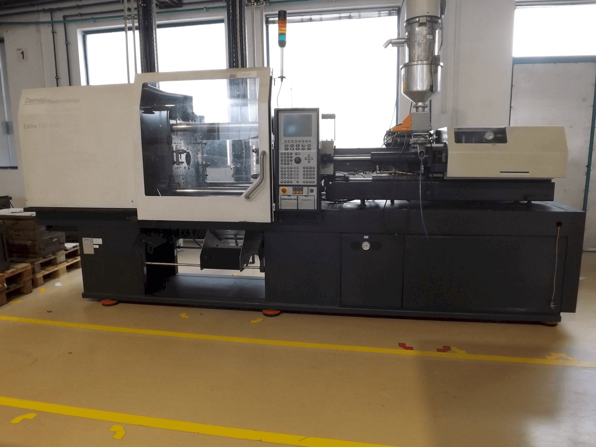 Čelní pohled na DEMAG Extra 120-430 stroj