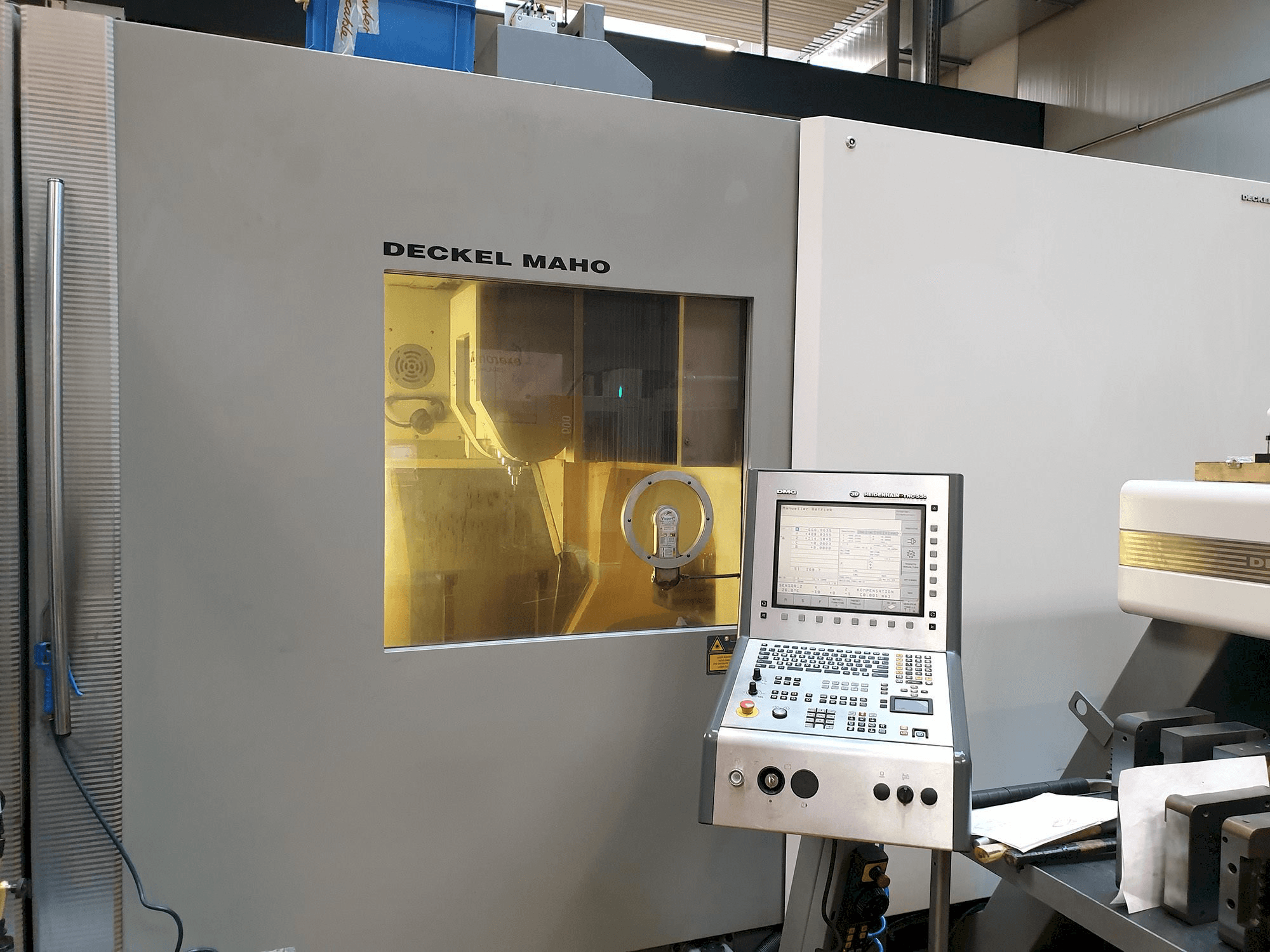 Čelní pohled na DECKEL MAHO DMC 105V Linear stroj