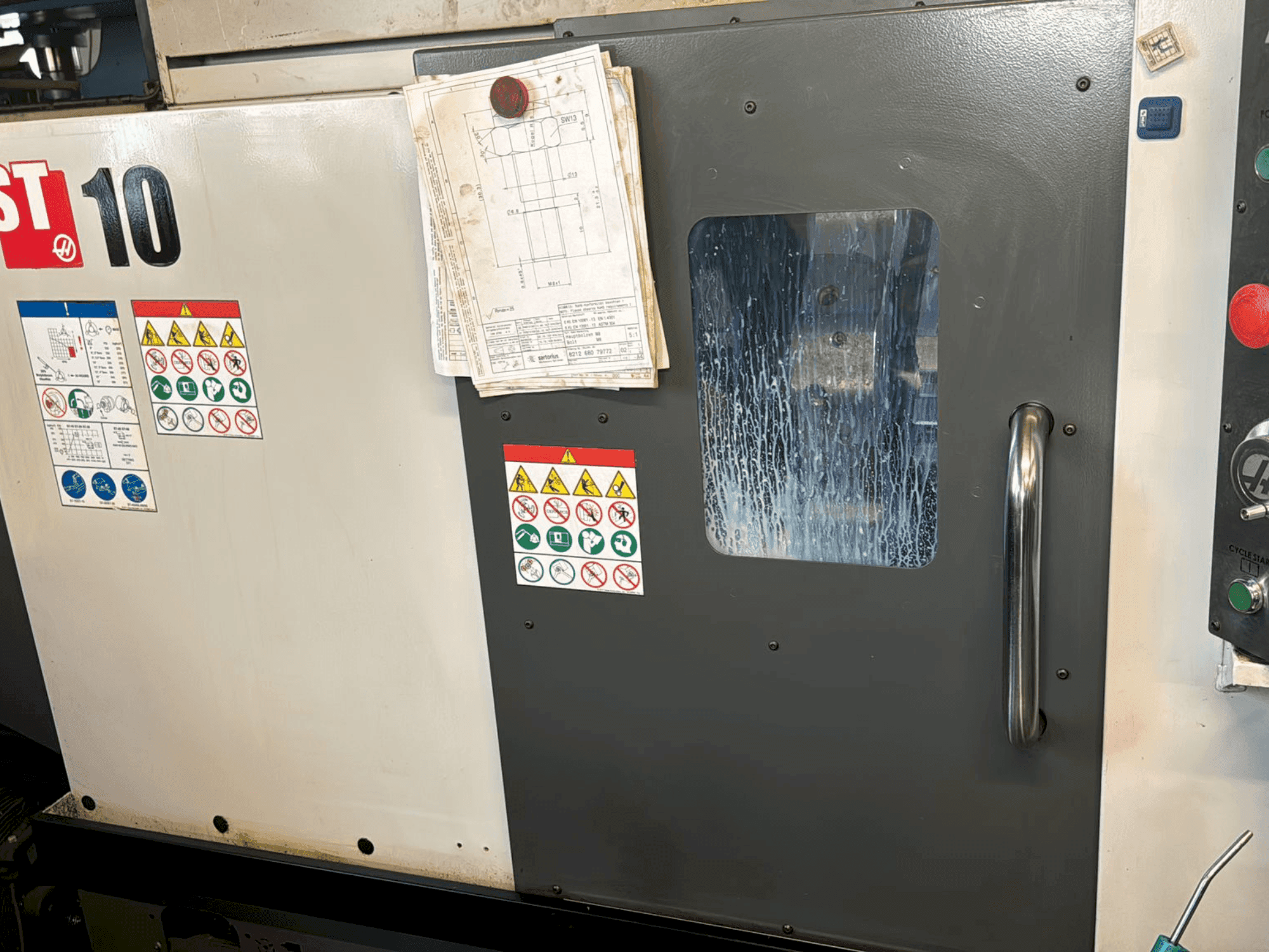 Čelní pohled na HAAS ST-10 stroj