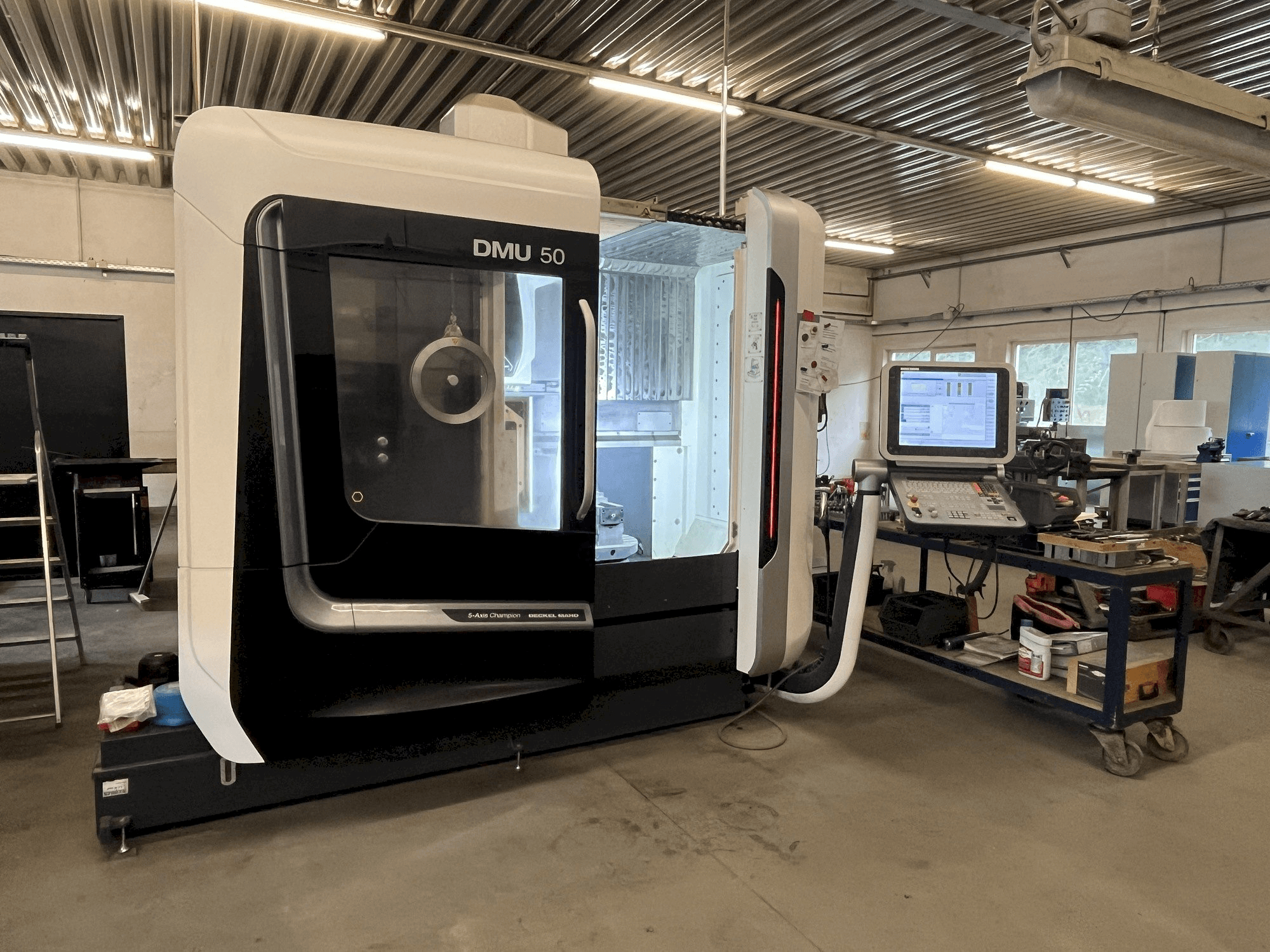 Čelní pohled na DECKEL MAHO DMU 50 stroj