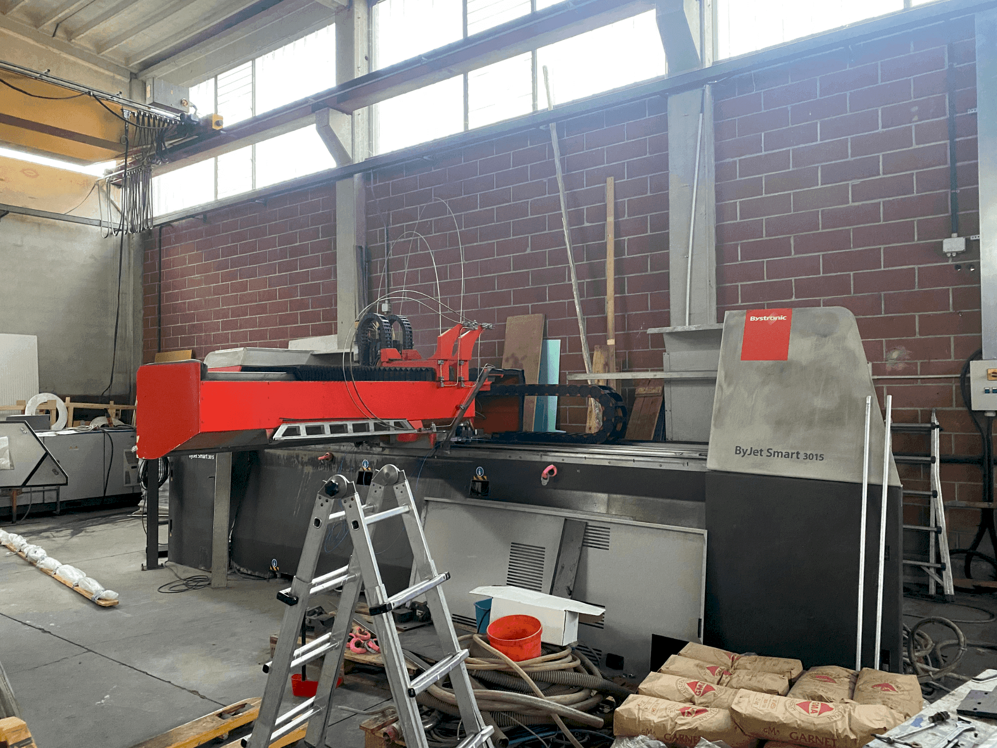 Čelní pohled na Bystronic ByJet 3015 stroj