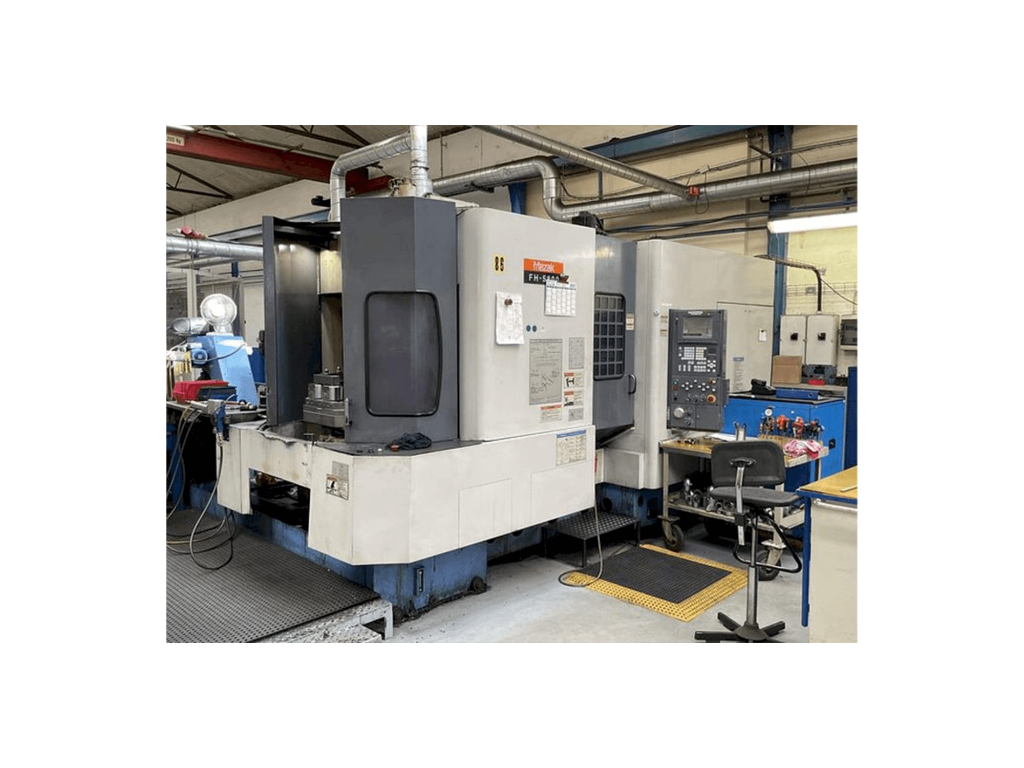 Čelní pohled na Mazak FH 5800 stroj