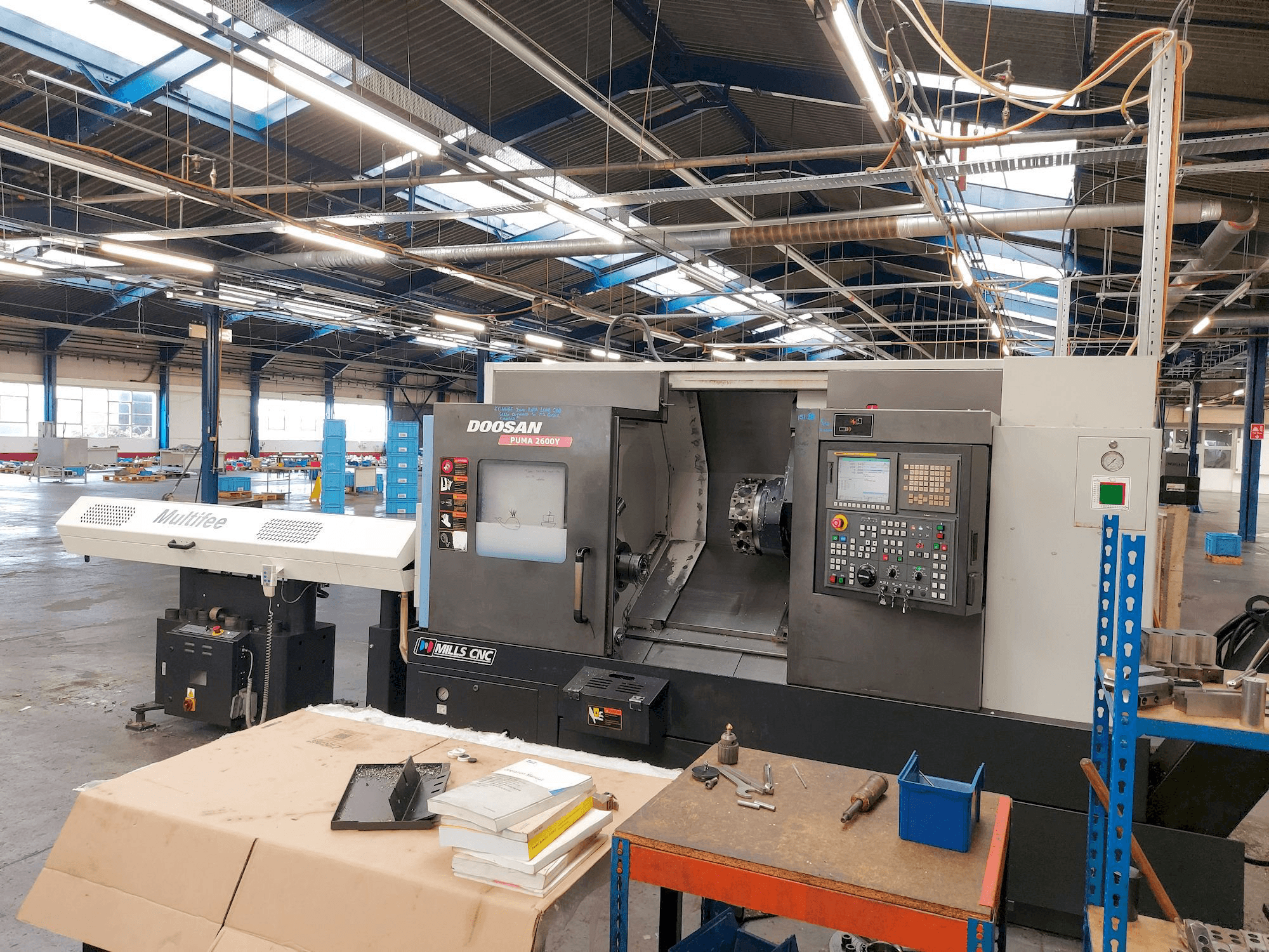 Čelní pohled na Doosan Puma 2600Y stroj