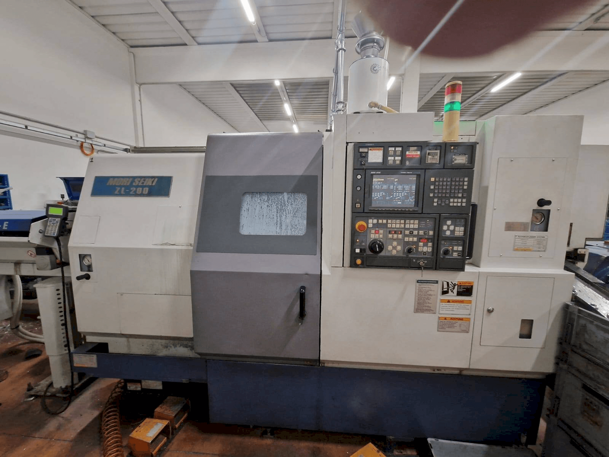 Čelní pohled na MORI SEIKI ZL-200SMC stroj