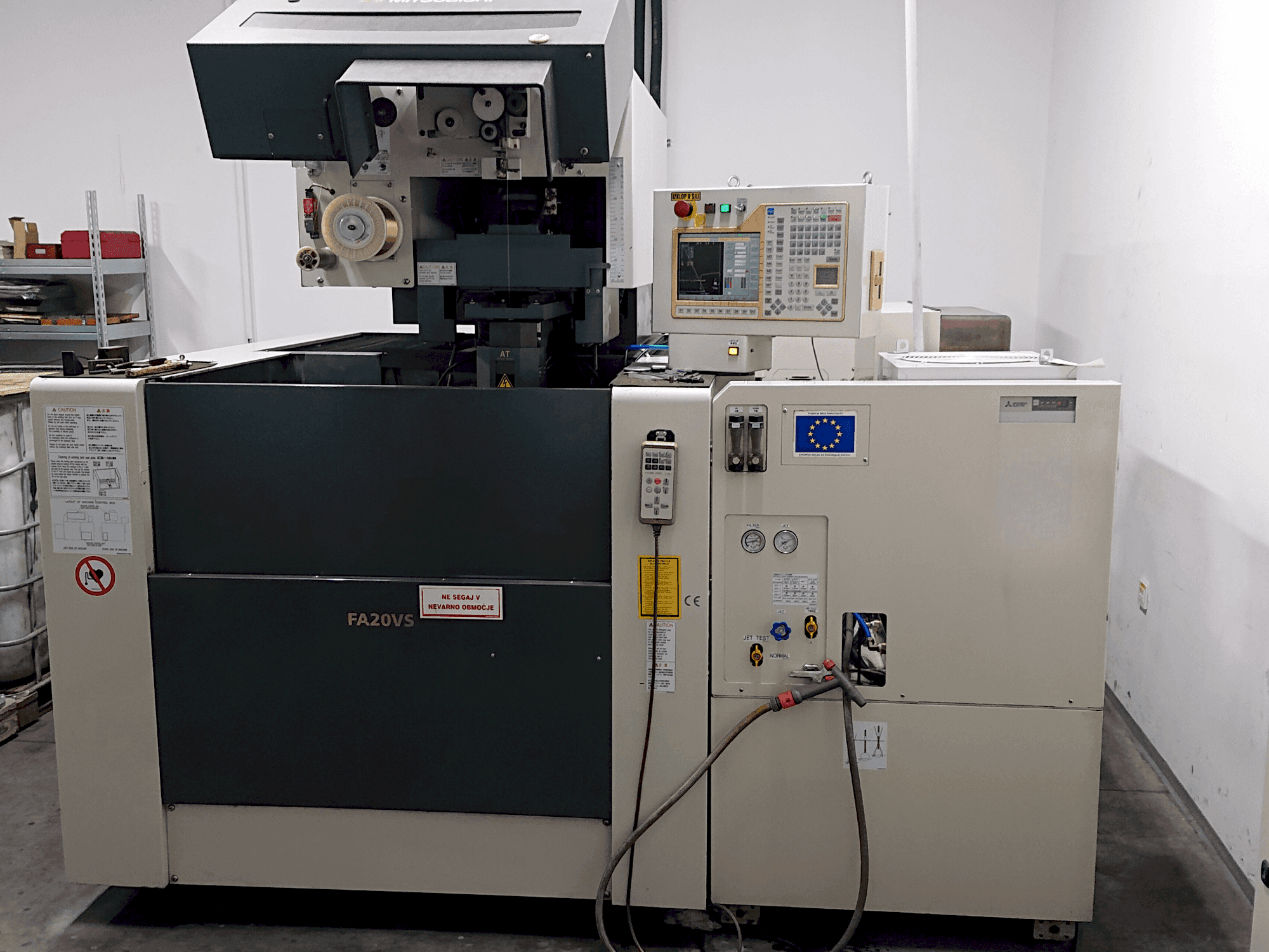 Čelní pohled na Mitsubishi Electric FA20-VS stroj