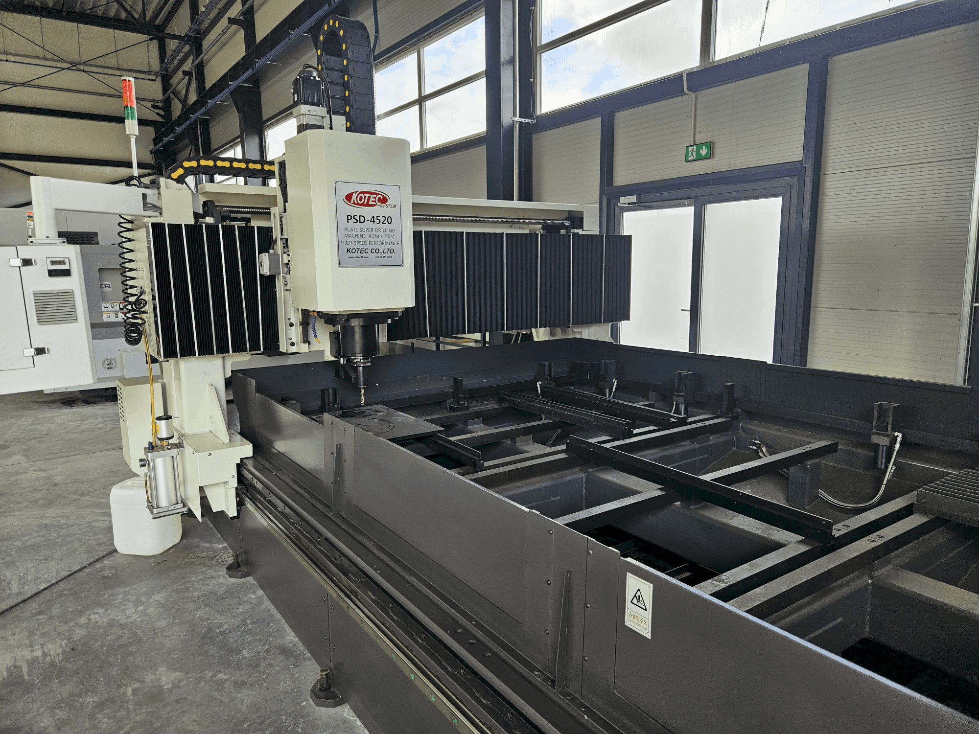 Čelní pohled na KOTEC PSD-4520 stroj