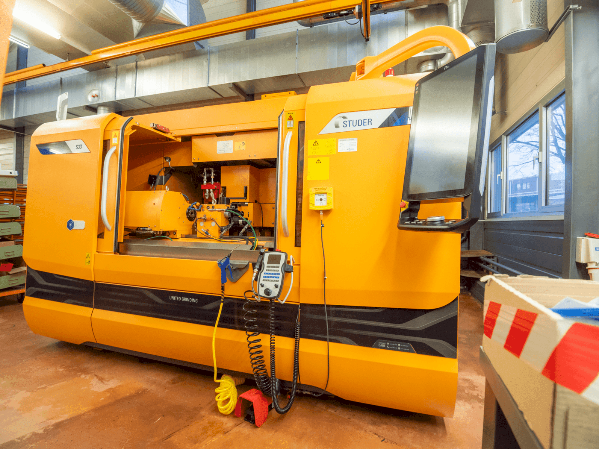 Čelní pohled na STUDER S33 stroj