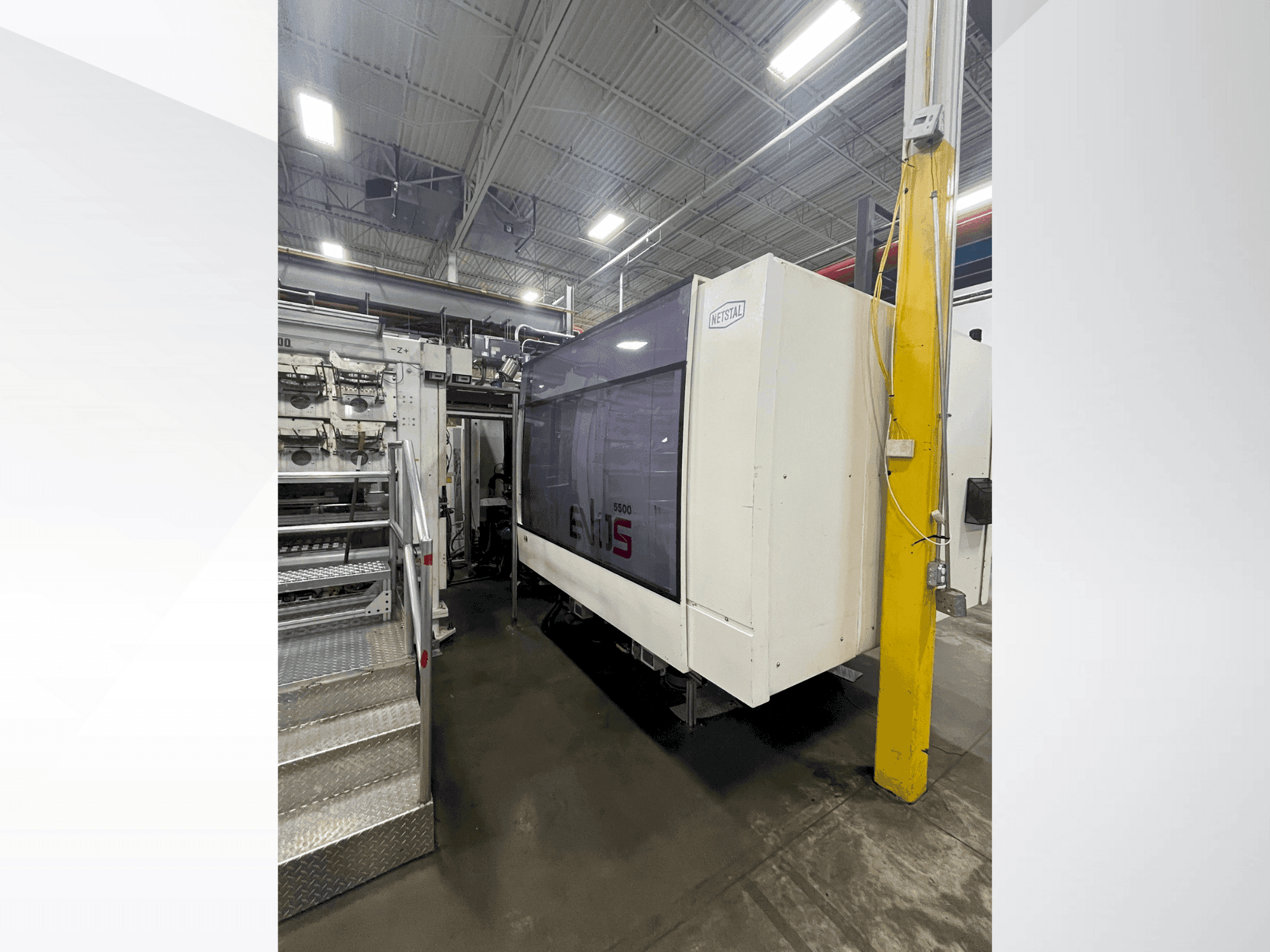 Čelní pohled na Netstal EVOS 5500-2900 Speed stroj