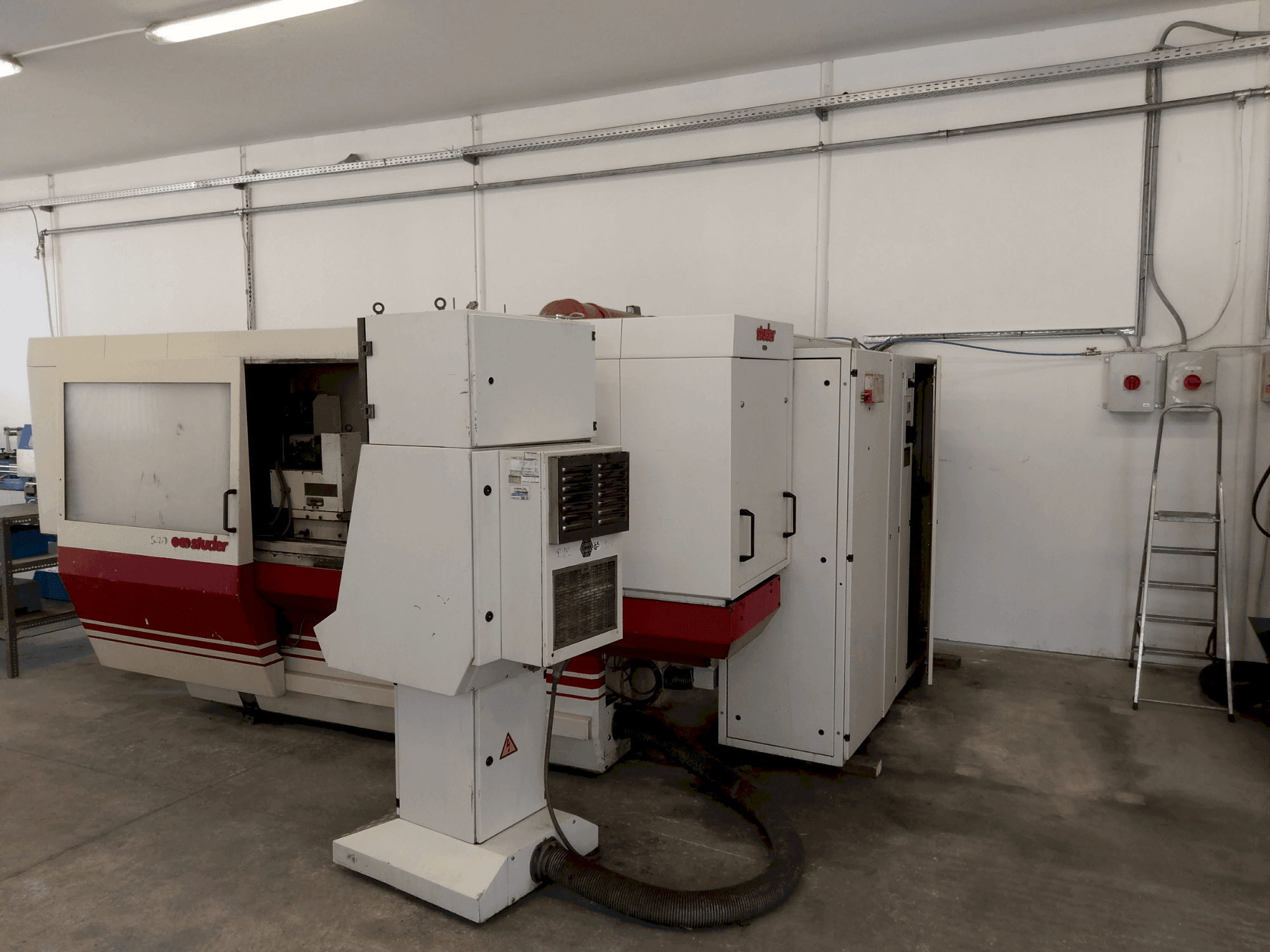 Čelní pohled na STUDER S40 stroj