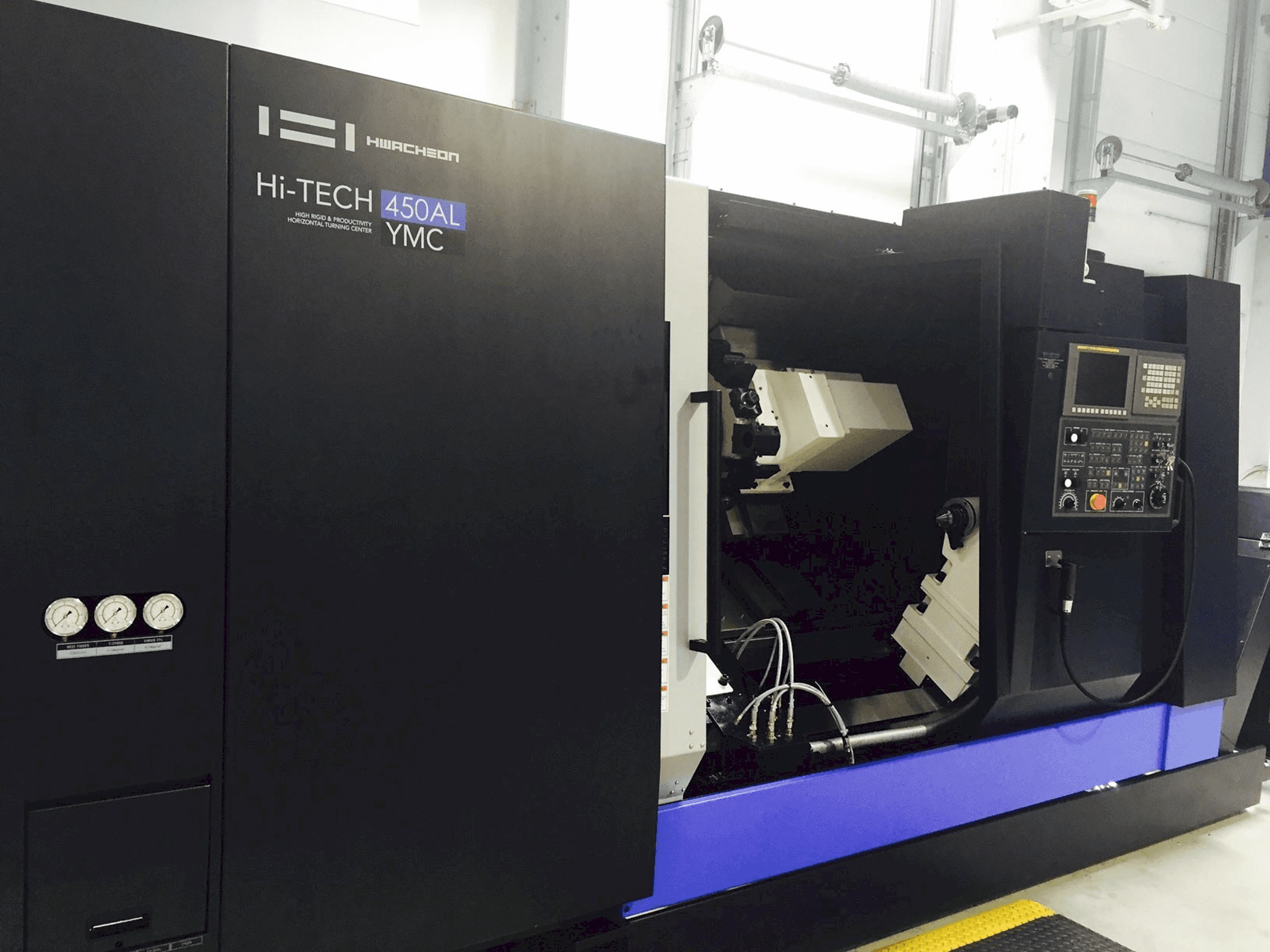 Čelní pohled na HWACHEON HI-TECH 450AL YMC stroj
