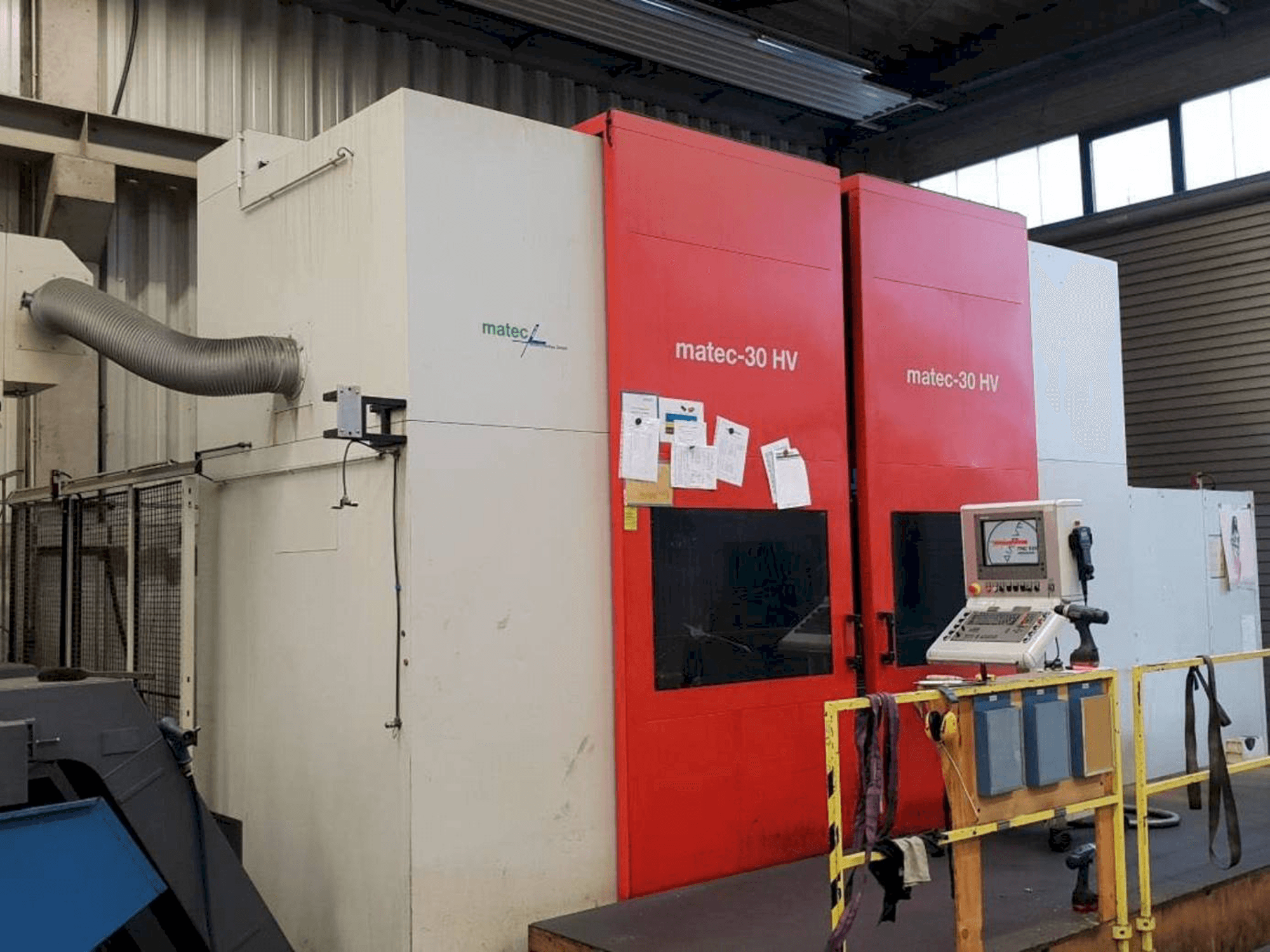 Čelní pohled na Matec 30 HV stroj