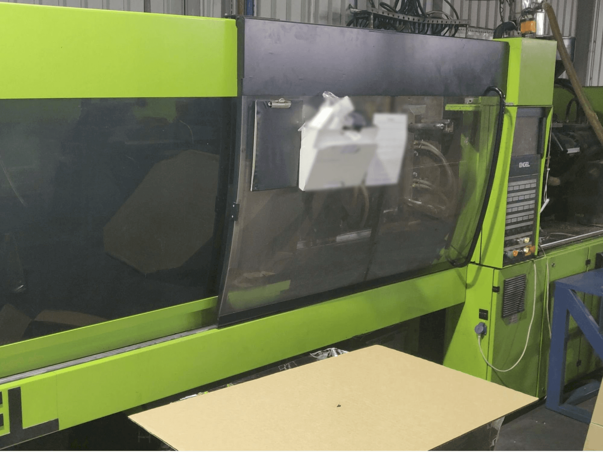 Čelní pohled na ENGEL Victory 1050/220 Tech stroj