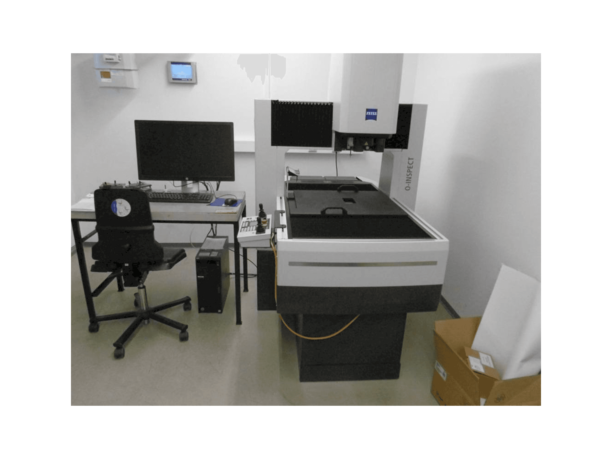 Čelní pohled na ZEISS O-Inspect 543 stroj