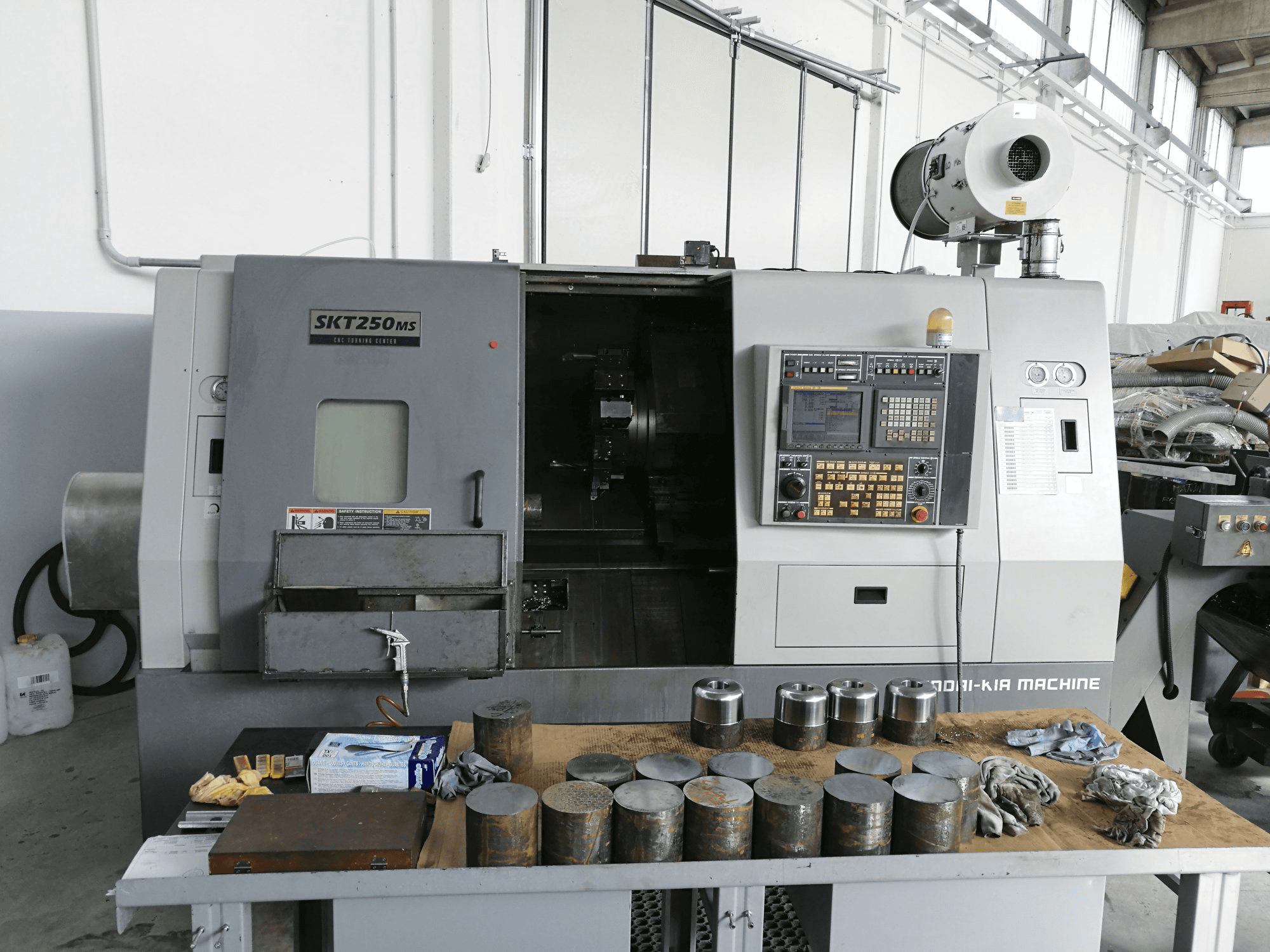 Čelní pohled na Hyundai Kia SKT 250 MS stroj