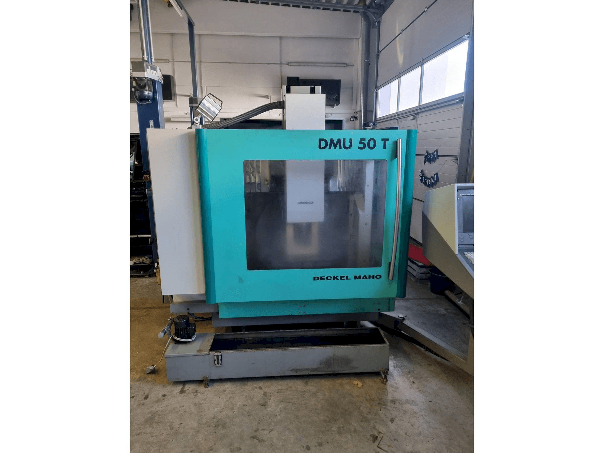 Čelní pohled na DECKEL MAHO DMU 50 T stroj