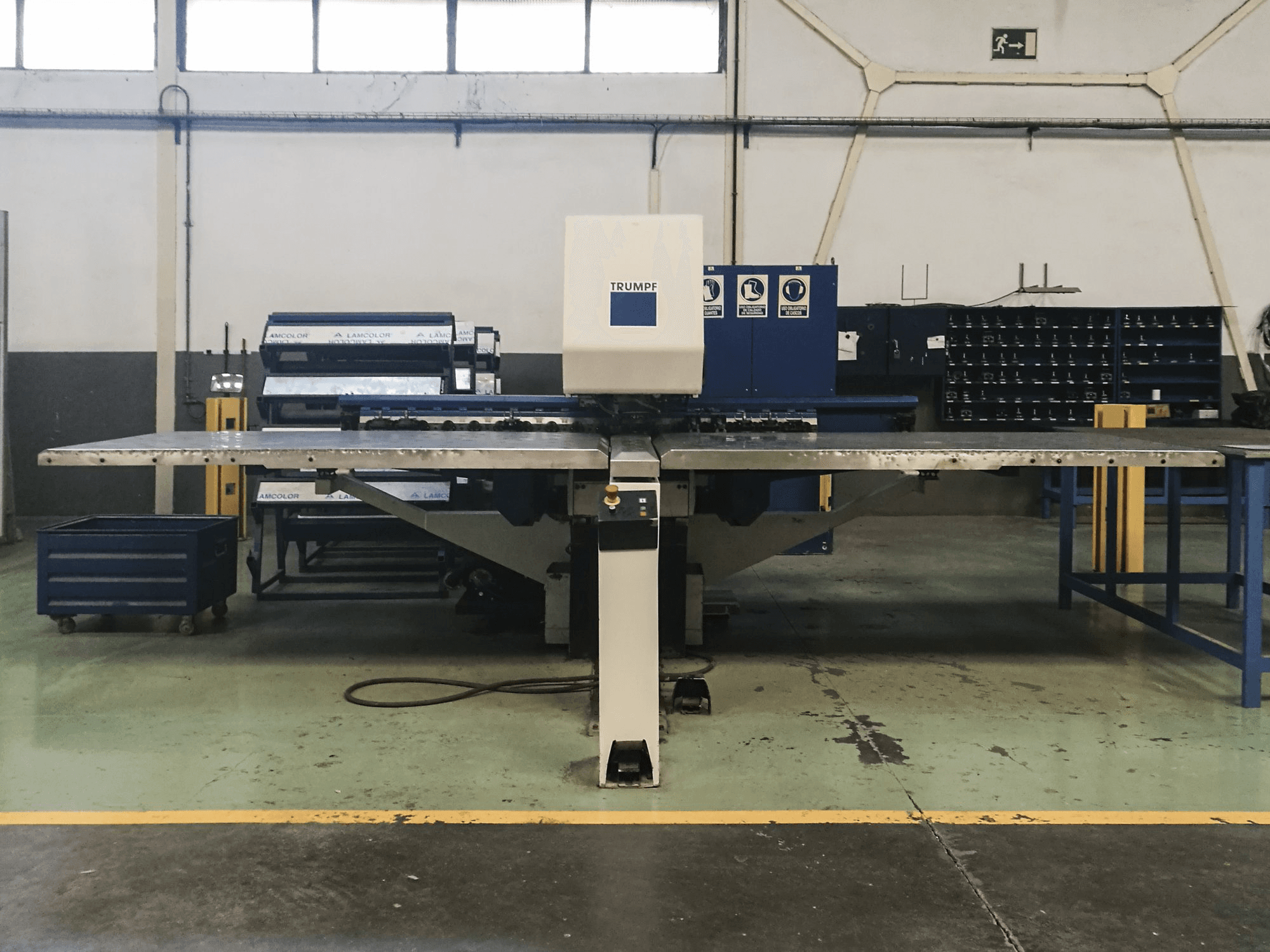 Čelní pohled na Trumpf Trumatic 200 stroj