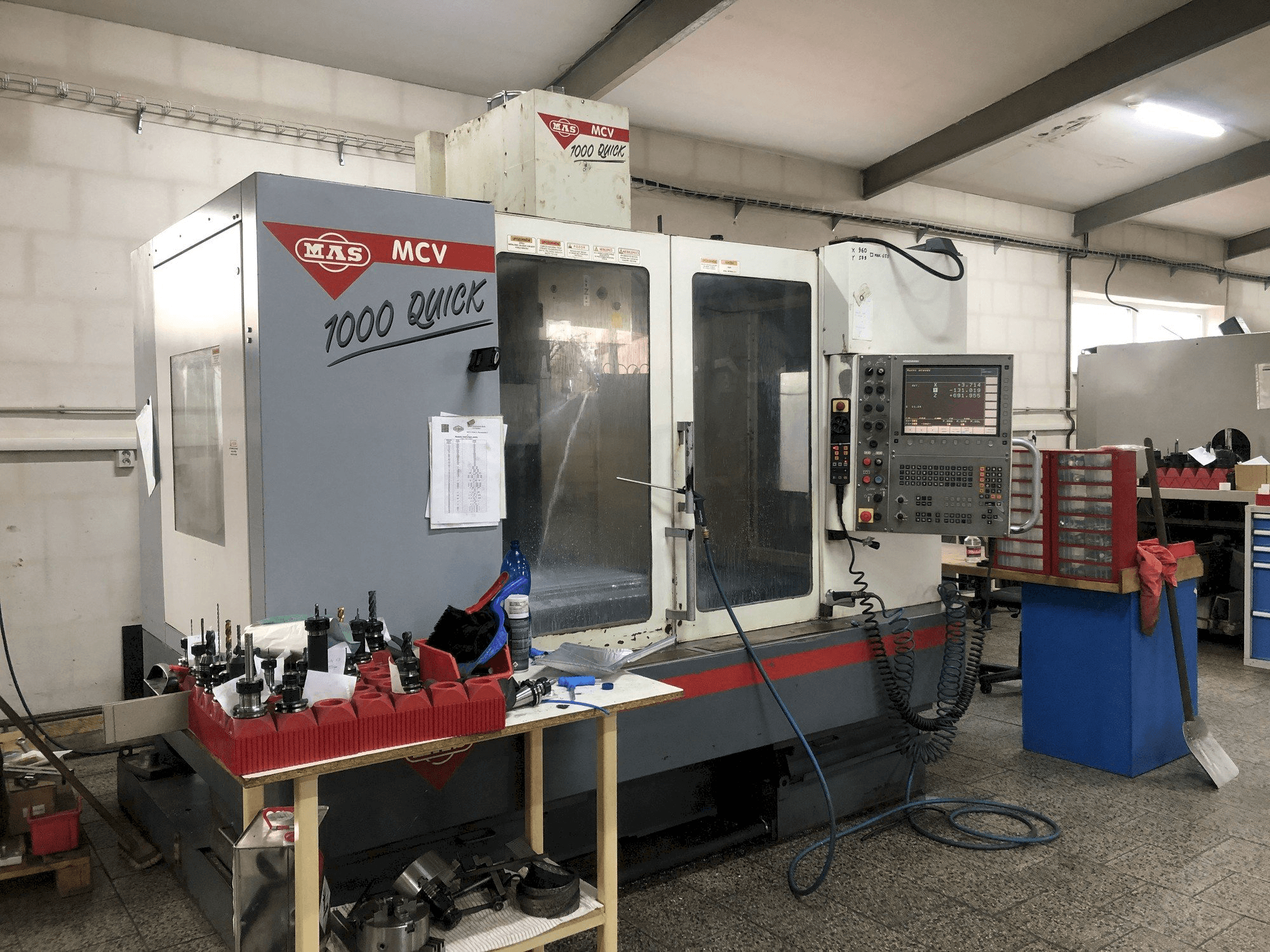 Čelní pohled na KOVOSVIT MAS MCV 1000 Quick stroj