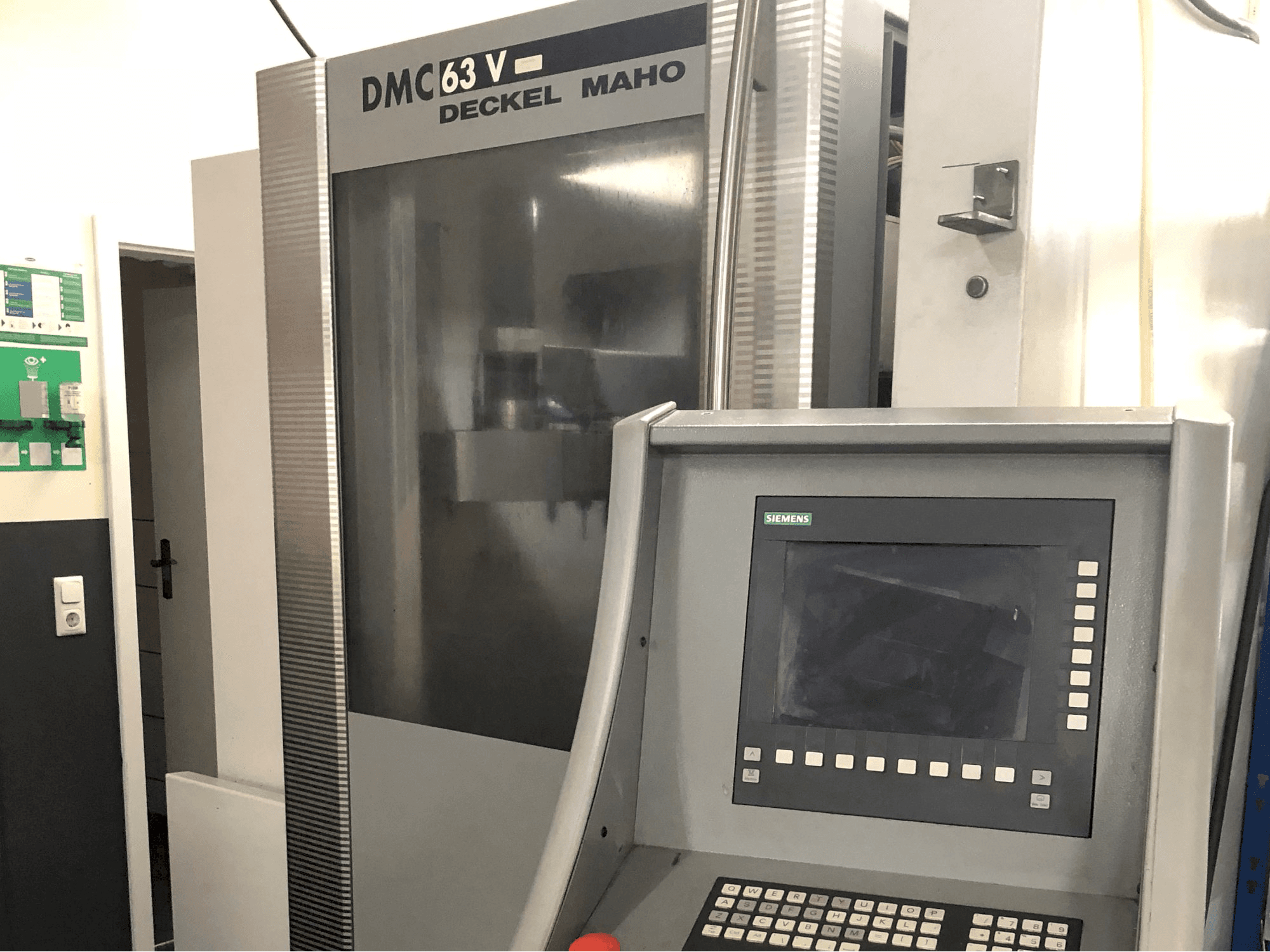Pravý pohled na DECKEL MAHO DMC 63V stroj