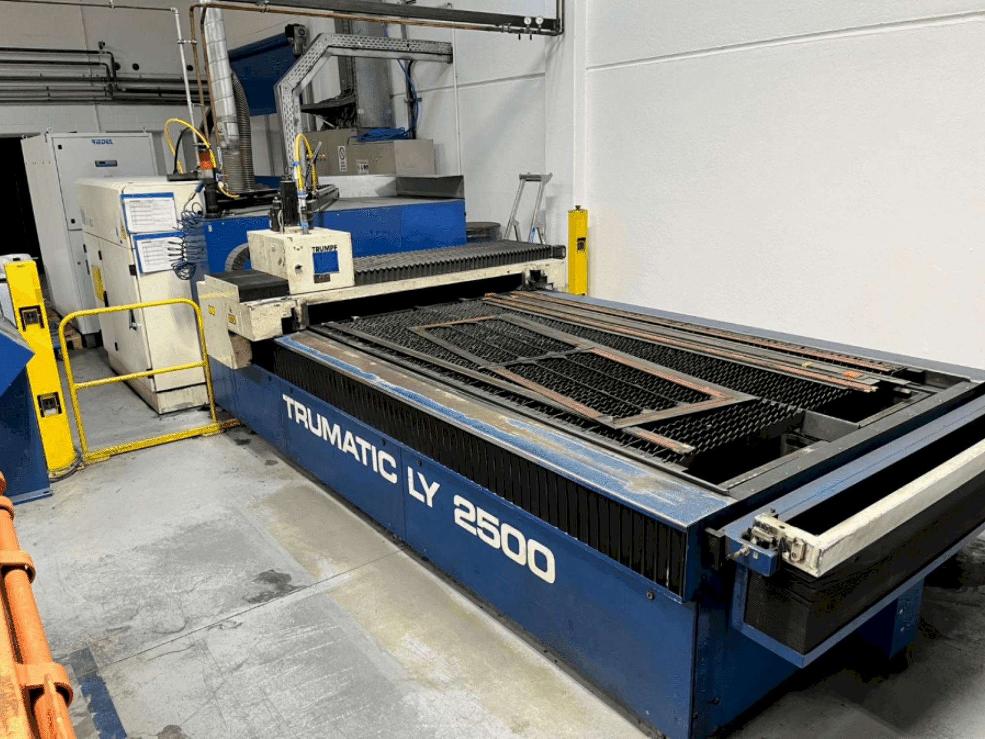 Čelní pohled na TRUMPF Trumatic LY2500 stroj