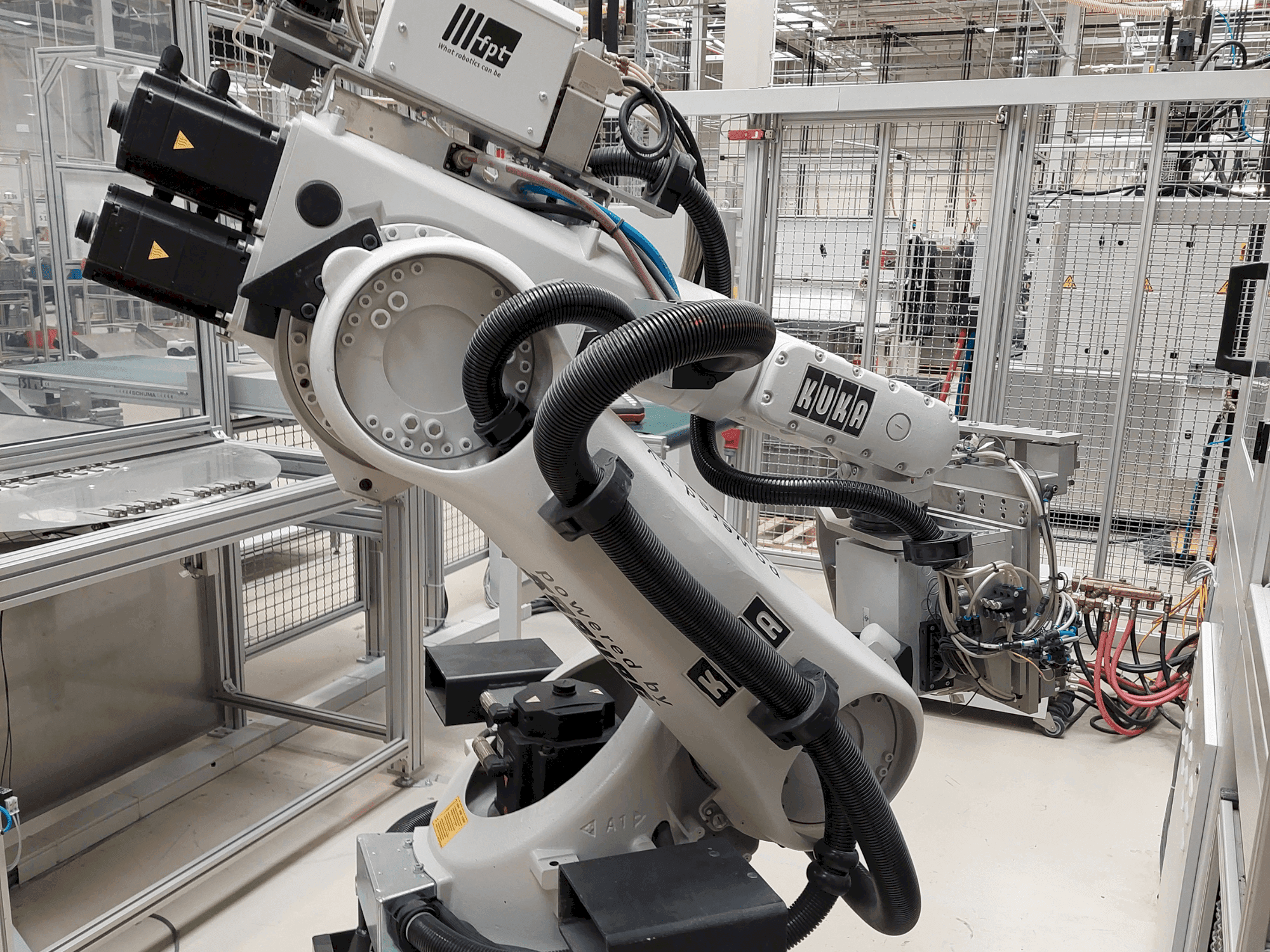 Čelní pohled na KUKA KR 30-3 stroj