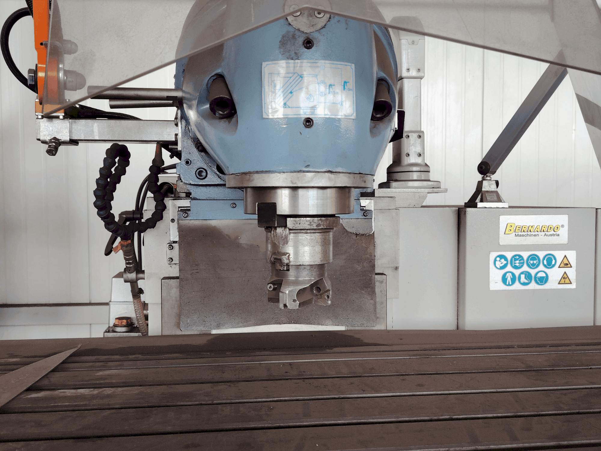 Čelní pohled na Bernardo Variomill FU 2000E Servo stroj