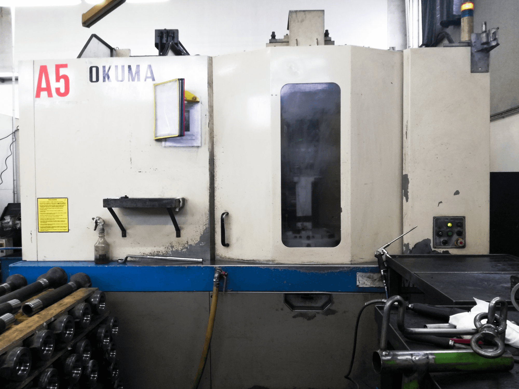 Čelní pohled na Okuma MA-50HA stroj