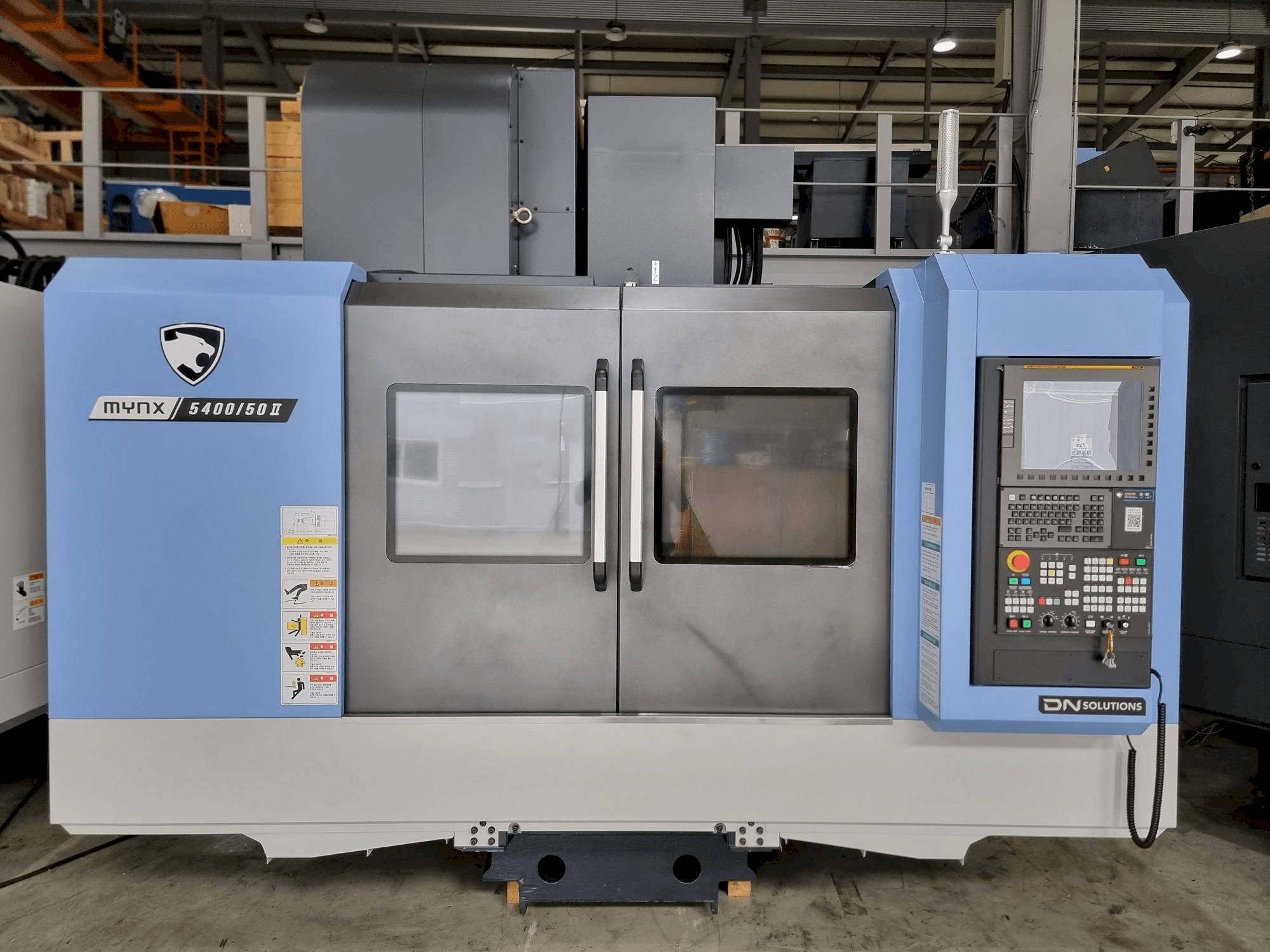 Čelní pohled na DOOSAN MYNX 5400/50 stroj