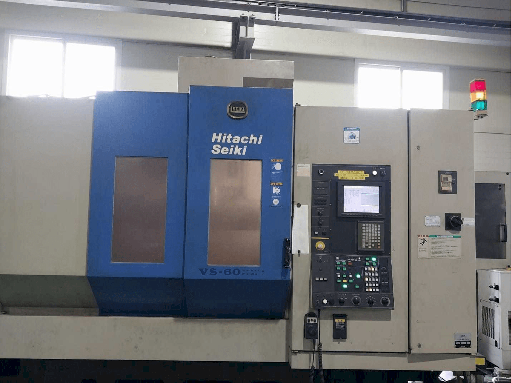 Čelní pohled na HITACHI SEIKI VS60 stroj