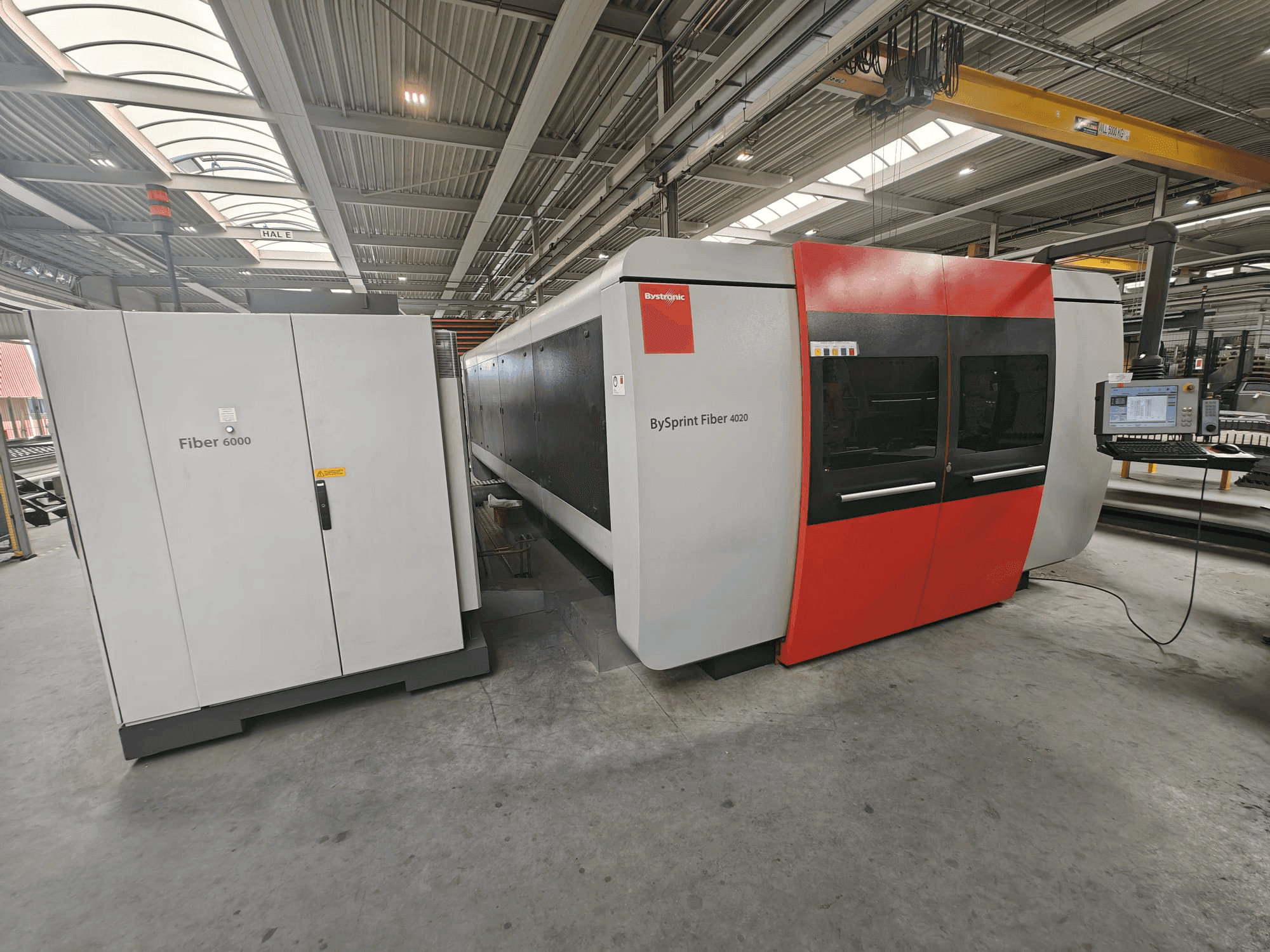 Čelní pohled na Bystronic BySprint Fiber 4020 + ByTrans Extended 4020 stroj