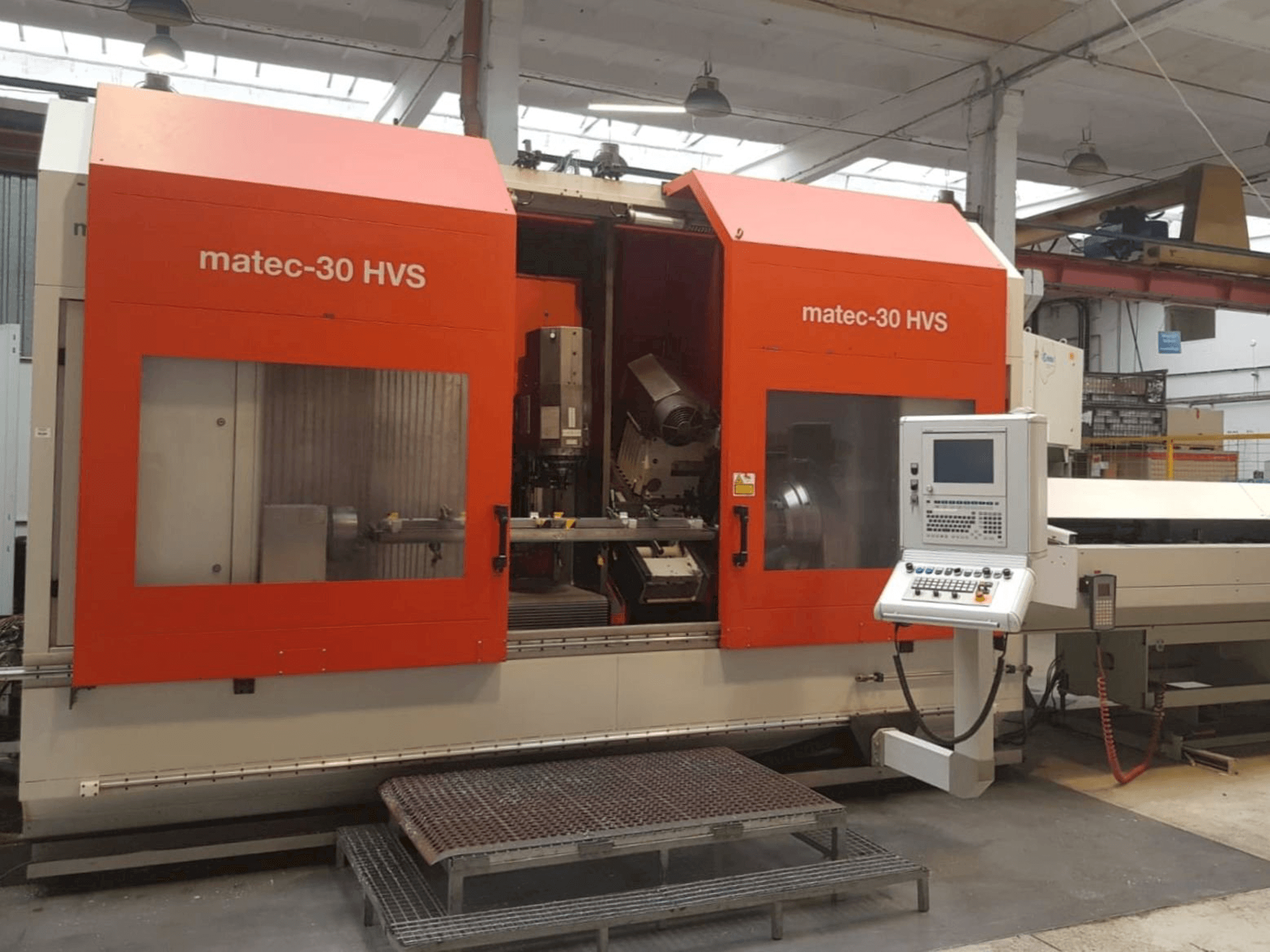 Čelní pohled na Matec 30 HVS stroj