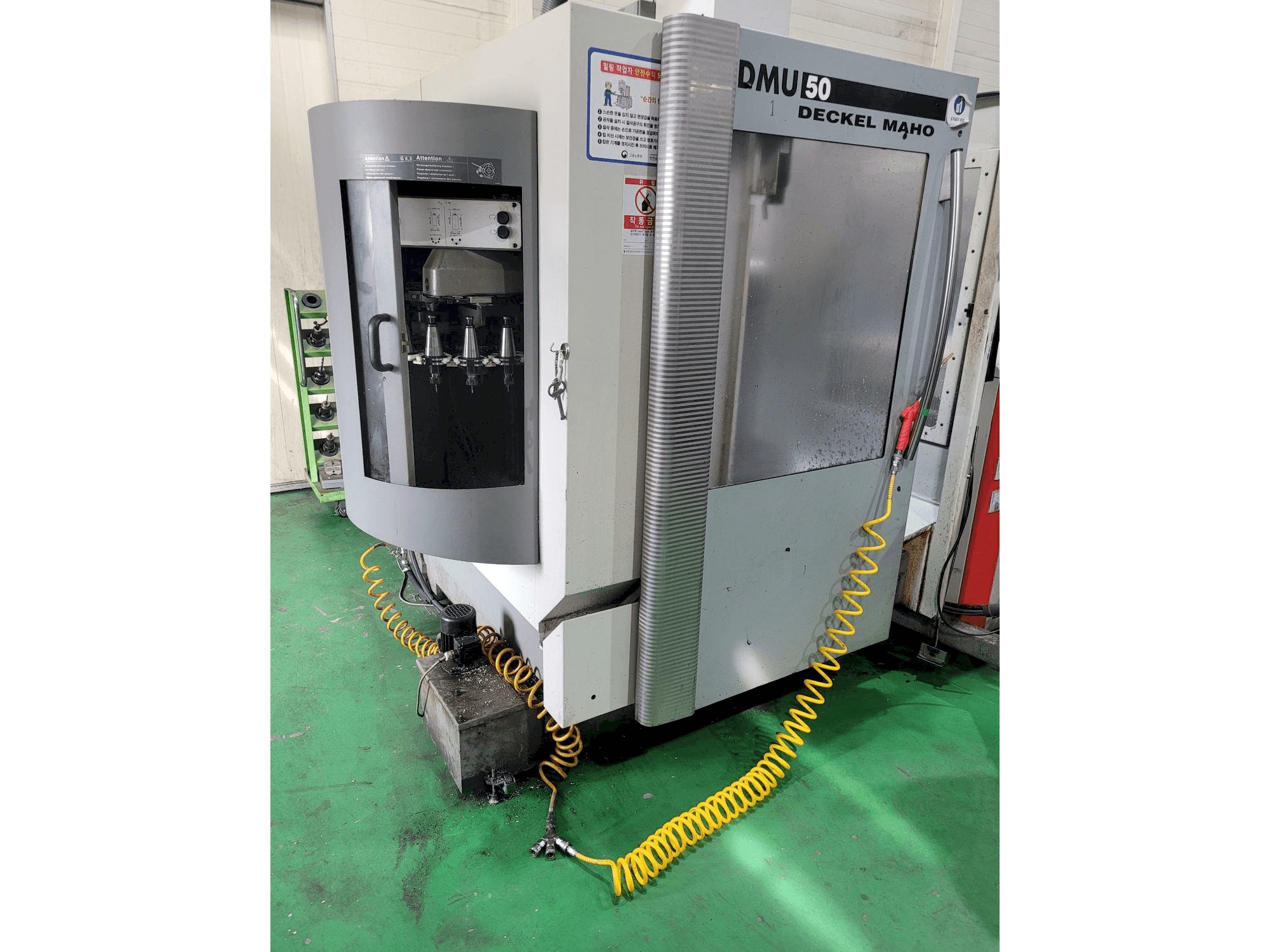 Čelní pohled na DECKEL MAHO DMU 50 stroj