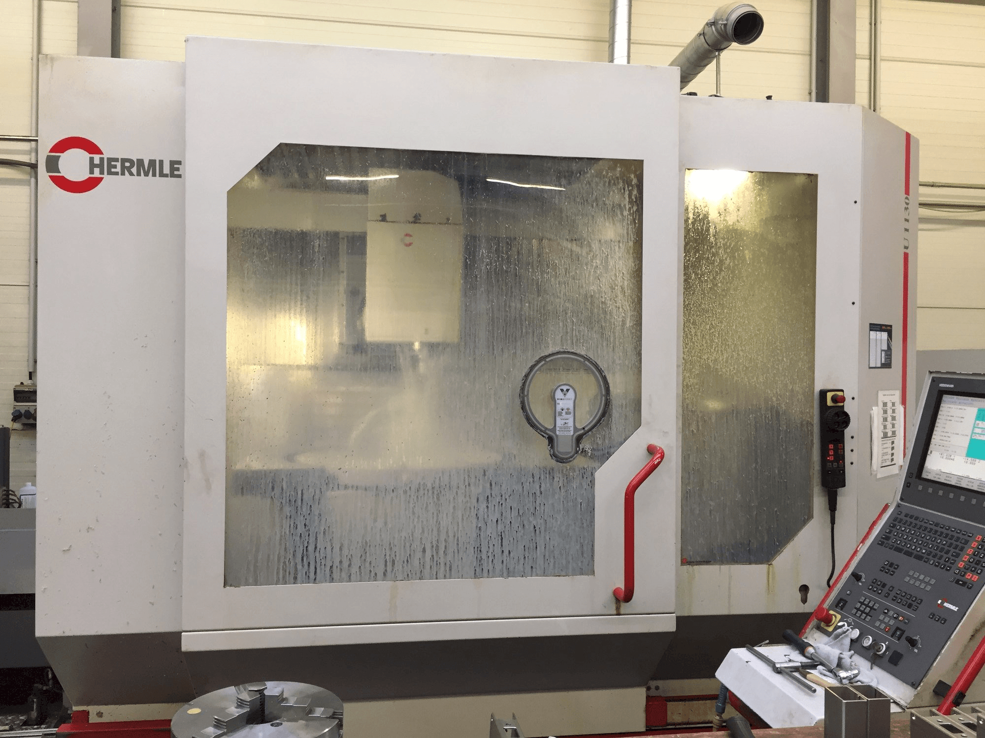 Čelní pohled na HERMLE U1130 stroj