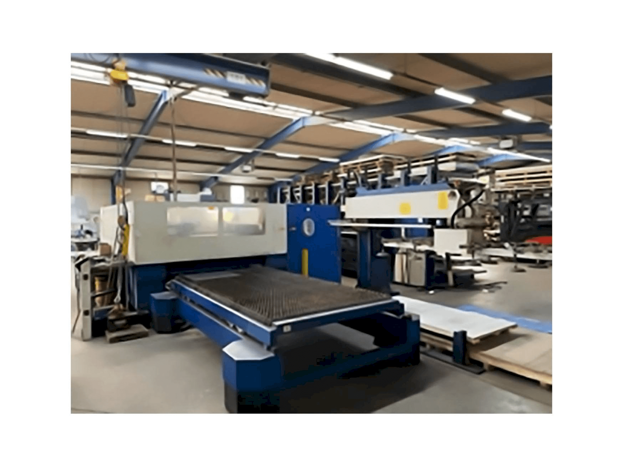 Čelní pohled na Trumpf Trumatic L 3030 stroj