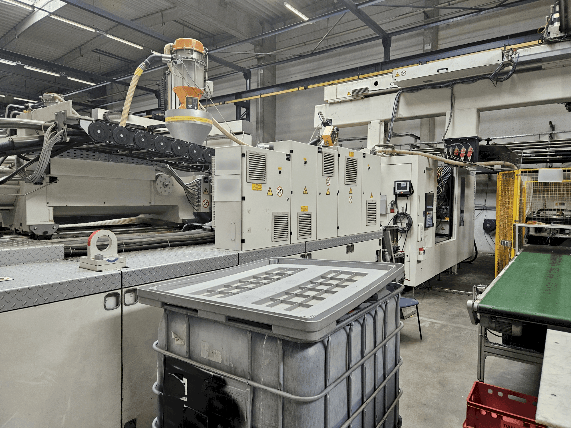 Čelní pohled na Krauss Maffei 850-12000 MX stroj