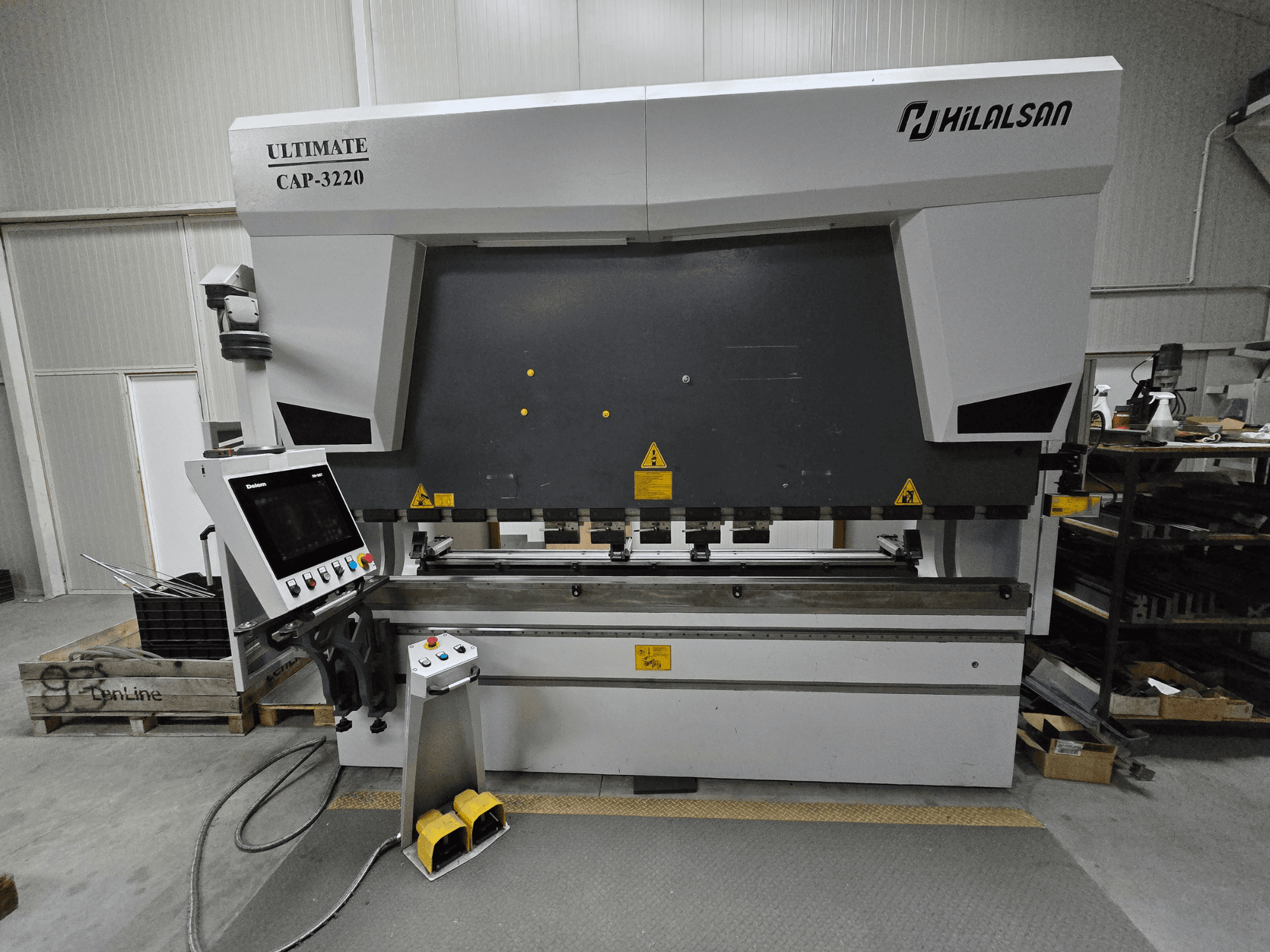 Ultimate CAP-3220 od společnosti Hilalsan, čelní pohled na ohýbačku kovů s viditelným ovládacím panelem a nožními pedály.