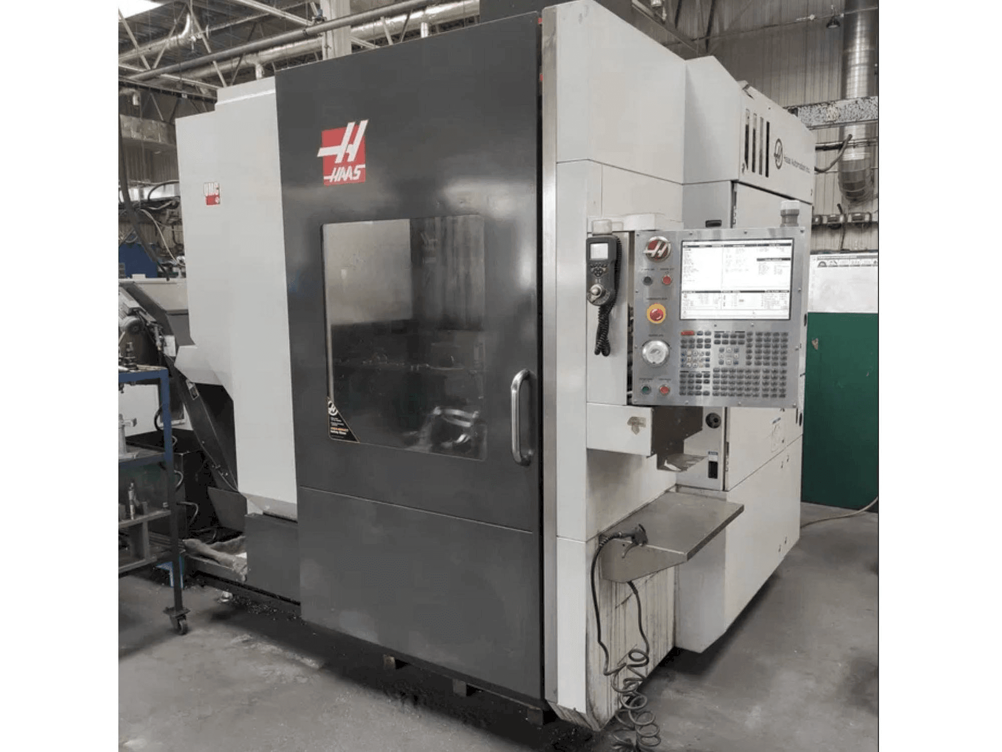 Čelní pohled na HAAS UMC-750 stroj