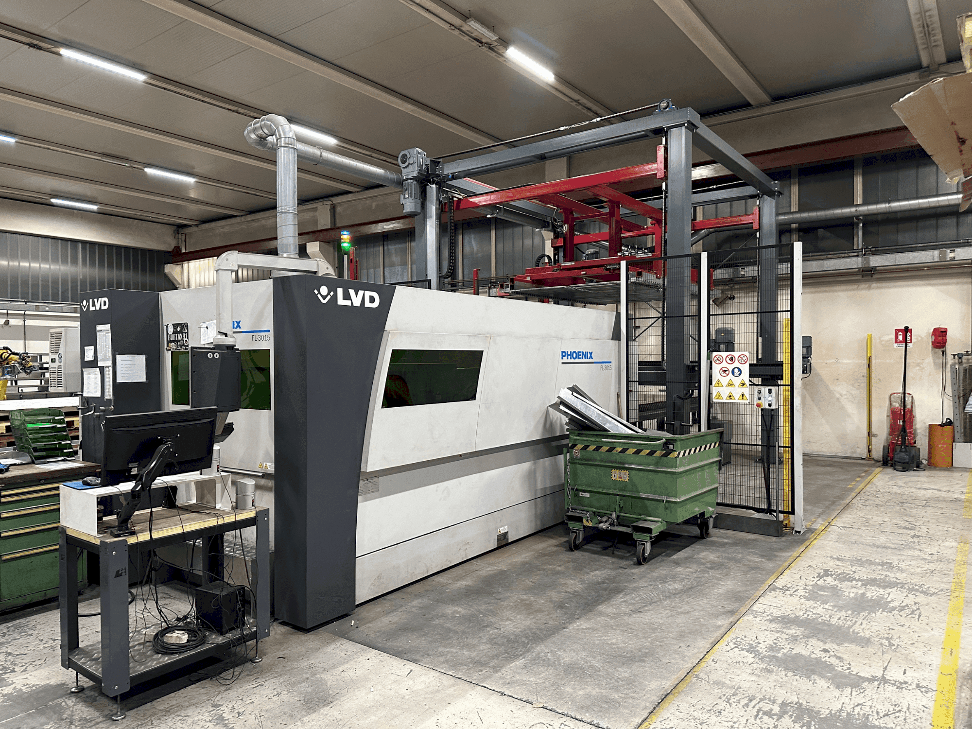 Čelní pohled na LVD Phoenix FL 3015 stroj